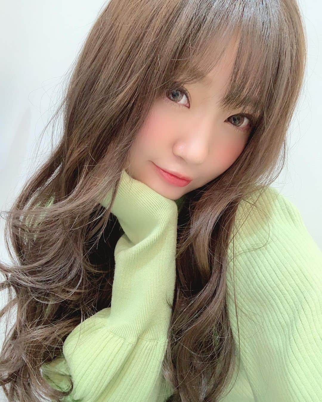 いっちゃん/嶋津 いつみのインスタグラム：「. . . 今日お昼ご飯に うどん食べて おにぎり食べて アイス食べて カステラ食べて…っていうドカ食いをしてしまって 後悔の嵐やったのに . . 夜ご飯に焼きトマトのグラタンを ペロッと平らげて 完全な🐖←😱💨 . . . . . 私、基本的に量食べられへんタイプなんやけど 食べる時の爆発力がやばいん。ww . . . . . ちなみに甲殻類は🦀🐚🦐は無限。 . . . . . . . #関西  #関西サロモ  #サロンモデル #サロモ #いっちゃん  #フリーモデル #関西モデル  #あざといっちゃん #かわいっちゃん #いっちゃんコーデ #ブライダルモデル #アレンジモデル #ヘアカラー  #ヘアアレンジ  #ロングヘア #スーパーロング」