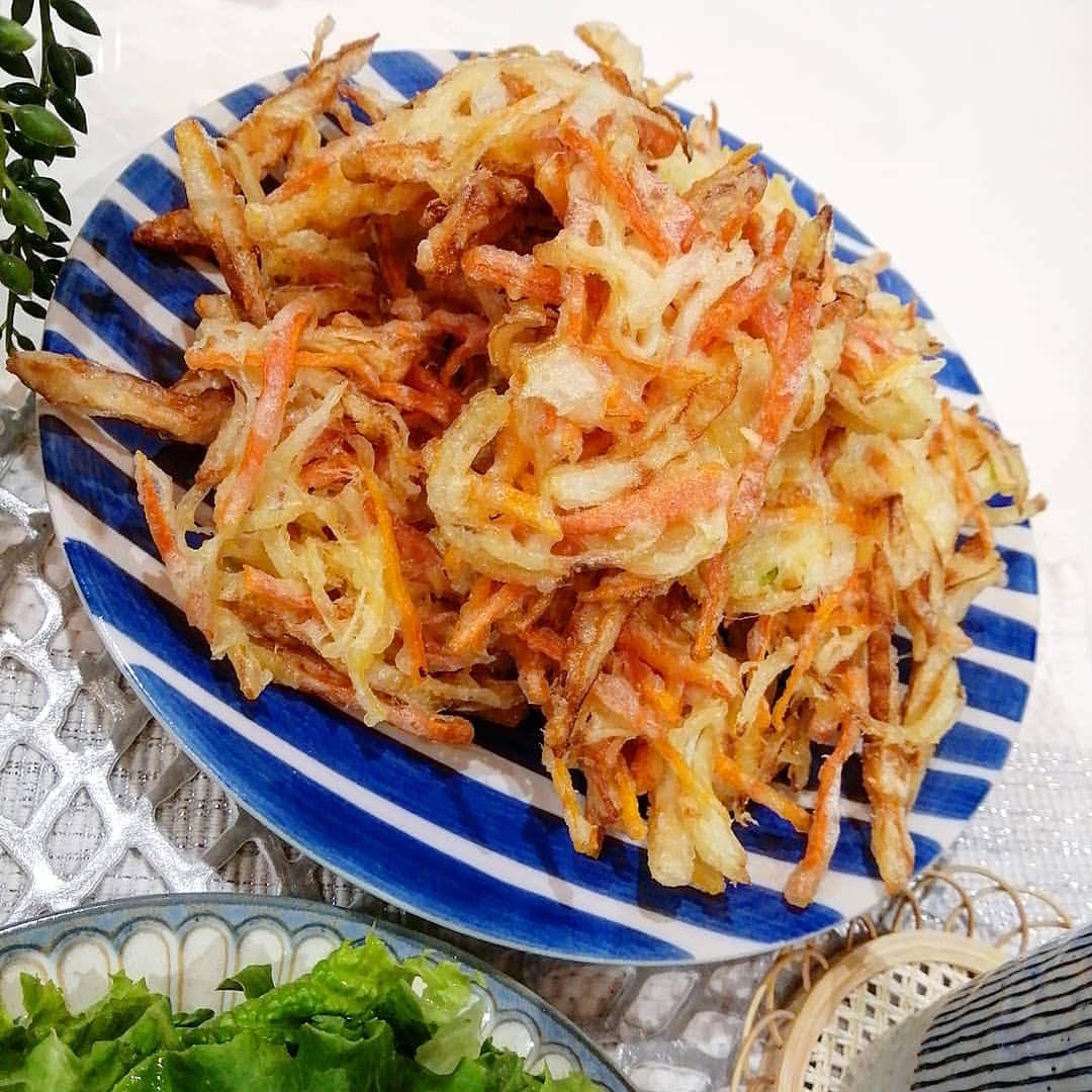 momoさんのインスタグラム写真 - (momoInstagram)「#晩御飯#食費月13000円  紫蘇入り豆腐ハンバーグ 野菜とちくわのかき揚げ お味噌汁 ・ ・ 恭介遅いから今日も3人で⭐ ・ かき揚げこの量で約40円でできたよ！ 5本入り竹輪39円→2本 12.3個入りで98円の玉ねぎ→1玉 5kg98円の巨大人参→1/2 蒼がかき揚げ大好きだから、この量でも残らない😅❤️ ・ 19円の豆腐1丁と128円の国産豚ひき肉(217g)で碧のリクエストでハンバーグ！ ・ 蒼、本日も安定の大泣きで登園。 昼には二人とも迎えに✨ ・ 庭が広いからおうち時間も全く苦にならないようで、元気に遊び回ってる間に庭の手入れを！ お隣さんの男の子とも仲良くなれて、碧も蒼も大喜び🤭💕 たくさん遊んで、たくさん栄養つけて強くなってね💪 ・ ・ 弟達👨👨、誕生日&入籍おめでとう！ ・ ・ #晩ごはん#晩ご飯#夕食#夕御飯#夕食#おうちごはん#節約#節約ご飯#食費月1万円#晩御飯#食費1万#デリスタグラム#デリスタグラマー#クッキングラム#ワーママ#大分#instafood#おうち時間#stayhome #かき揚げ」4月3日 20時57分 - m.o.m.o.k