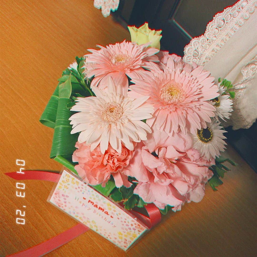 加藤夕夏さんのインスタグラム写真 - (加藤夕夏Instagram)「﻿ ﻿ ﻿ 🌼 Today is my mom ’s birthday 🌼﻿ ﻿ ﻿ ﻿ おかあさんのお誕生日なのです！﻿ メッセージ付きの花束にしました🌼 デザートは妹からのケーキでした🎂♡﻿ とても感謝してもしきれない存在。。﻿ うまれてきてくれて、産んでくれてありがとう！🥳🎉﻿ ﻿ ﻿ #おうちでごはん #お祝い #お花 #観葉植物 #好き #お母さん #花言葉 #フラワーアレンジ #Flower #おめでとう」4月3日 21時00分 - uuka_nmb