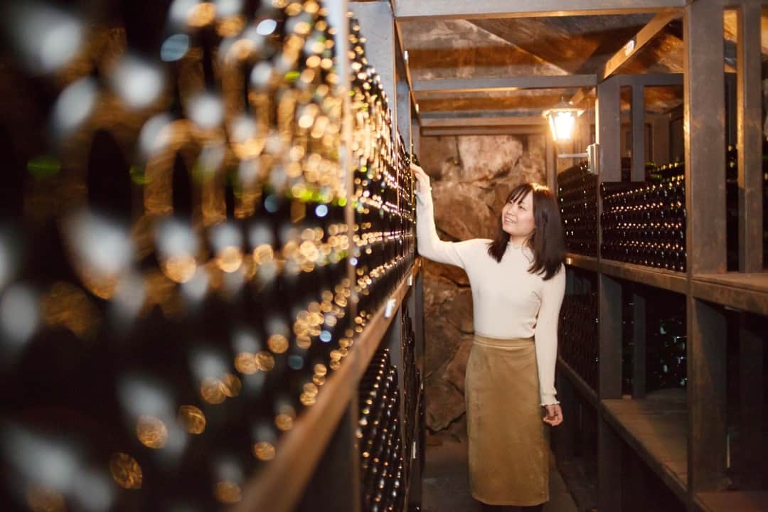 現地発信の旅行サイト「たびらい」さんのインスタグラム写真 - (現地発信の旅行サイト「たびらい」Instagram)「【山梨・くらむぼんワイン】⠀ ぶどうとワインの生産が盛んな、甲州市の勝沼。⠀ 「くらむぼんワイン」は、ぜひ訪れてほしいワイナリーの一つです。⠀ ⠀ 試飲ができるのは、趣のある日本家屋の一角。⠀ ぜひ好みのワインをみつけて、自宅でも楽しんで。⠀ ⠀ 記事もチェックしてみてくださいね。⠀ 「たびらい　くらむぼんワイン」で検索♪⠀ ⠀ #たびらい #tabirai #ローカル旅行 #旅行好き #旅行好きな人と繋がりたい #旅行 #travelgram #travel #小旅行 #ワイナリー巡り #ワイナリー #ワイン #甲州 #勝沼町 #wine #japanesewine #koshu #山梨 #山梨県 #香り #勝沼ぶどう郷 #古民家 #お酒 #試飲 #飲み比べ #ワイナリー見学 #マリアージュ」4月3日 21時01分 - tabirai