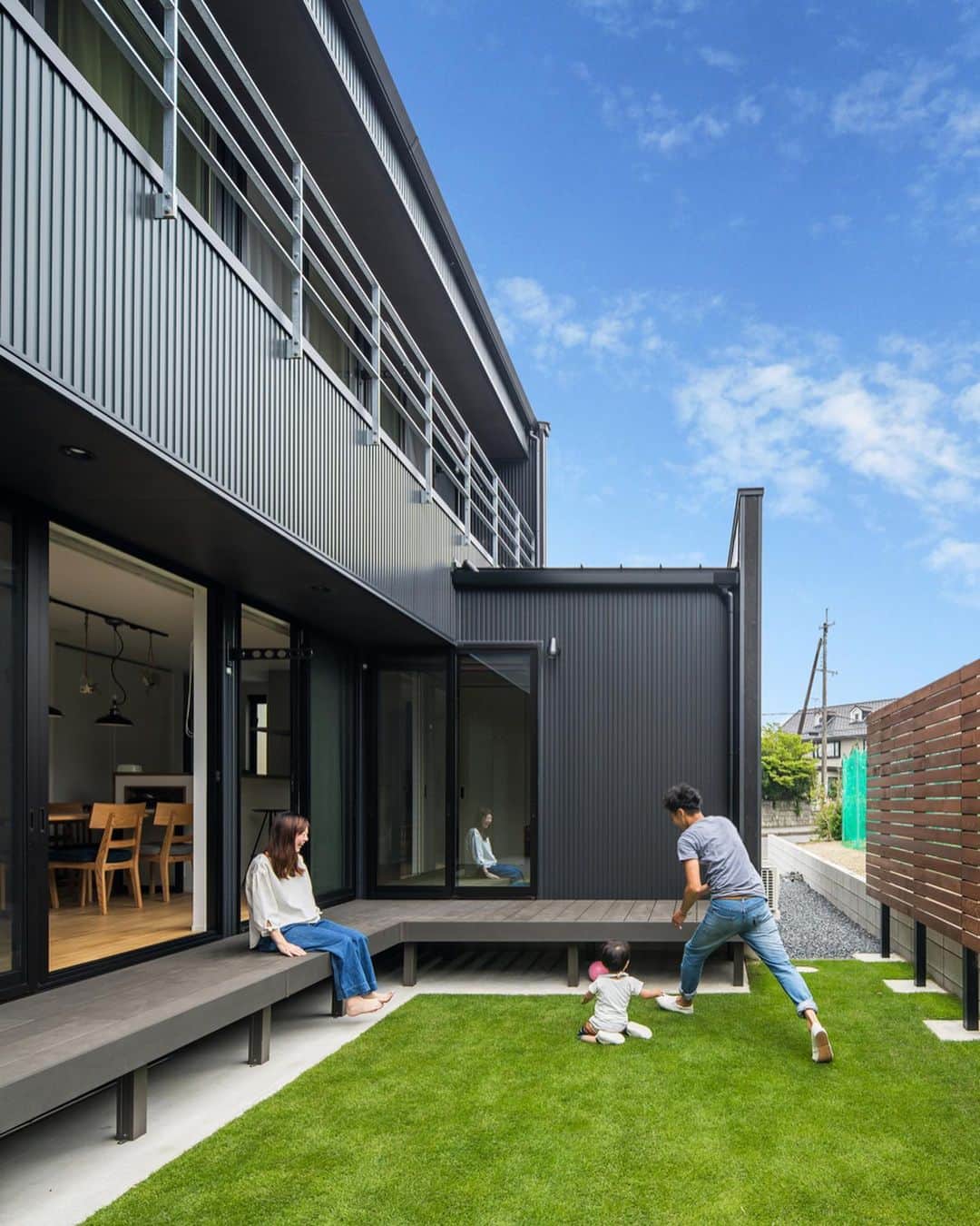 ルポハウス一級建築士事務所さんのインスタグラム写真 - (ルポハウス一級建築士事務所Instagram)「・ ・ ・ 黒いガルバリウムに映える生き生きとした緑。 ・ リビングから広がるお庭で家にいながら自然と緑に触れ合える環境は、子どもへのステキなプレゼントかもしれません。 ・ ・ ・ ルポハウスの施工事例をもっと見てみたい方は こちらまで☞ @reposhouse ・ #ルポハウス は#ちょっとかっこいい家 を"友人のために"という思いでつくっています。 ・ 一生に一度の#マイホーム。 「あなたにしかできない」×「ルポハウスだからできる」で、私たちだけの#家づくり を思いっきり楽しんでみませんか？！ ・ ・ ・ #家 #注文住宅 #新築一戸建て#デザイナーズ住宅 #一級建築士事務所 #設計事務所 #instahouse #滋賀 #大津 #草津 #栗東#焼杉 #焼杉外壁 #ガルバリウム外壁 #ガルバリウム#ガルバ#外観デザイン #外観デザイン #中庭 #中庭のある家」4月3日 21時02分 - reposhouse