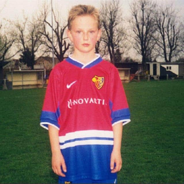 イヴァン・ラキティッチのインスタグラム：「Buenas a todos! Para recordar buenos momentos en esta época sin fútbol, durante los próximos 5 días voy a publicar fotos de mis partidos favoritos en cada uno de mis equipos: @fcbasel1893 @s04 @sevillafc @fcbarcelona y @hns_cff 💪 Os animo a todos a publicar las fotos de vuestros partidos favoritos con el hashtag #los5deRakitic  Hey everybody! During this period without football, let’s remember some great moments. I will post photos from my favorite games in each of my teams during the next five days (one per day). I encourage you all to post photos of your favorite games with the hashtag:  #the5ofRakitic」