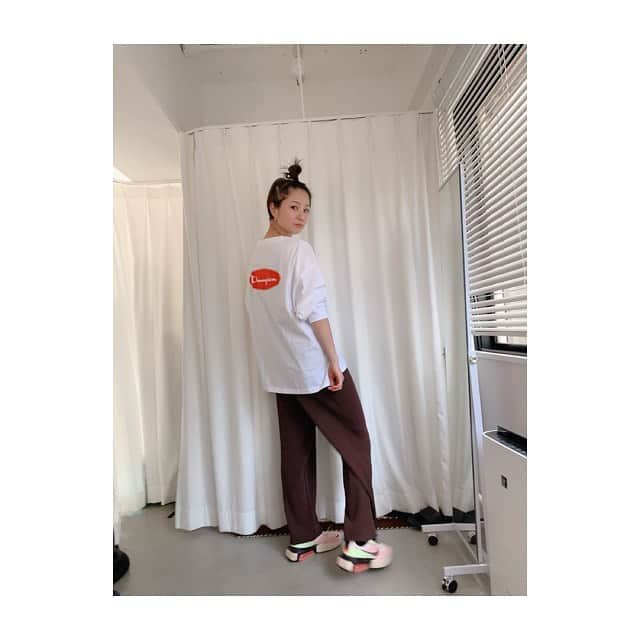 田中美保さんのインスタグラム写真 - (田中美保Instagram)「私服… 最近お気に入りはゆったりロンT👍  丈感やフォルム、サイズ感がかなり絶妙でツボ🖤  撮影で着て一目惚れのチャンピオンロンT🤫  @freaksstore_official  @freaksstore_online  最近多いチョンマゲ姿… 伸ばし中の前髪のため運転中に邪魔にならないようにと花粉で肌が敏感気味なので痒くならないために…w スッキリして割と気に入ってます🙏  #白ロンT #チャンピオン #ユルカジ #freaksstore」4月3日 21時09分 - miho12tanaka