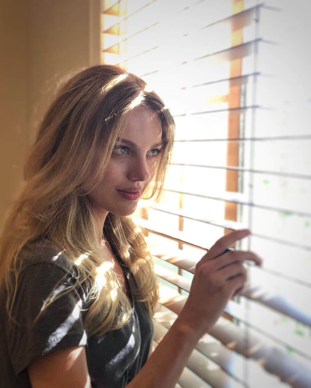 バール・パリーのインスタグラム：「#QuarantineLife, day number “I lost the count” 🤦‍♀️.... But who am I to complain? I have the privilege to stay indoors, while millions are fighting a deadly virus, or go to work despite the risk to keep life moving for the rest of us. We should help each other, remain optimistic & grateful through this chaotic time. We are all in this together & we’ll get through this. Hopefully, with a newfound appreciation for the things that made us feel alive. 💪🙏😷 #StayAtHome #LookOnTheBrightSide ✨」