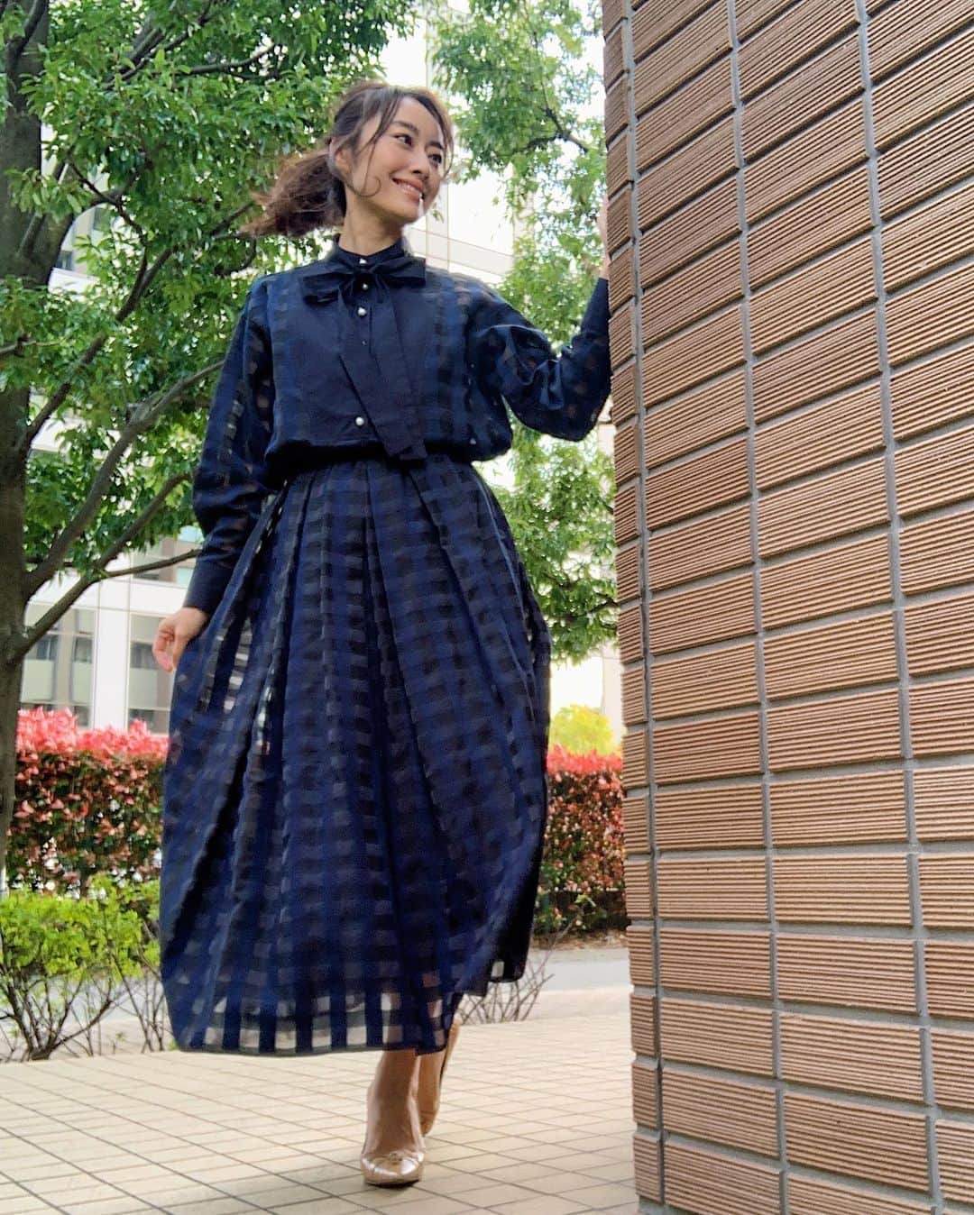 小祝麻里亜のインスタグラム：「マンションの敷地内にてセルフタイマーで撮ってみました🌸ちゃんと撮れてますかね😂😂 しかし、あまりの強風すぎて🌪早々退散！笑  チェック柄が透けて可愛い、お気に入りのセットアップです。お出かけするわけでもないから、写真撮るためだけに着替えましたが…やっと着れて嬉しい🤤💞パールのボタンもすごく可愛いの👍  tops. @seventenbymihokawahito  bottoms. @seventenbymihokawahito  shoes. @jimmychoo ＿＿＿＿＿＿＿＿ #outfit #coordinate #look #instafashion #셀스타그램 #얼스타그램 #코디 #스타일링 #데일리 #데일리룩 #오오티디  #コーデ #セットアップコーデ #春コーデ」