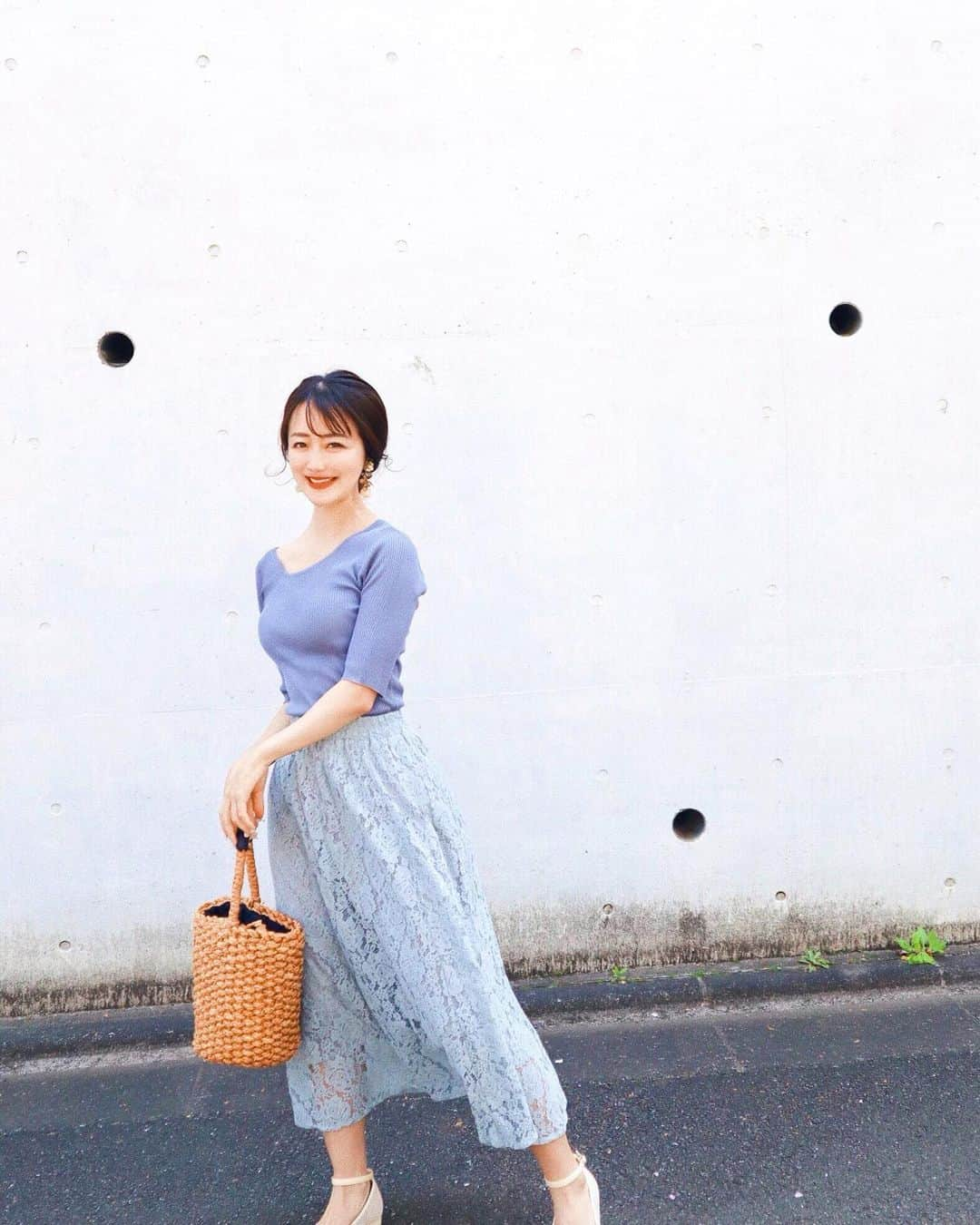 中島絢乃さんのインスタグラム写真 - (中島絢乃Instagram)「👗💫☁️﻿ ﻿ ﻿ もう金曜日だ！！﻿ 1週間お疲れ様でした😊🔥﻿ ﻿ がっつりお家にいる2週間目？3週間目？！﻿ わからなくなっちゃってる😂﻿ 今週は特にあっという間に感じました💭﻿ ﻿ ﻿ ﻿ 撮り溜め写真もそろそろおわると思うので﻿ 今後は室内でのコーデになるかな🤔💭💐﻿ ﻿ ﻿ tops: fifth ☞40%OFF﻿ skirt: fifth ☞40%OFF﻿ shoes:enpunto﻿ bag: ？﻿ ﻿ ﻿ #イレギュラーネック5分袖ニット は﻿ 首元が女性らしいデザインでよい🙆‍♀️💐﻿ ﻿ #総レースフラワーフレアスカート は﻿ ぺたんこ靴もヒールも合わせやすいです👗﻿ ﻿ ﻿ ﻿ ﻿ そしてそして！﻿ やっと編集できたので﻿ この後バウンド動画載せるね！😊❤️﻿ 楽しみにしててくれた方、﻿ 良かったら見てみてください🏰💜🌼﻿ ﻿ ❤︎❤︎❤︎❤︎❤︎❤︎❤︎❤︎❤︎❤︎❤︎❤︎❤︎❤︎❤︎❤︎❤︎❤︎❤︎﻿ #fifthtl#fifth#フィフス @fifth_store ad #平均身長コーデ#春コーデ﻿#cordinate#156cm #フェミニン#ロングスカート#156cmコーデ」4月3日 21時29分 - nakajima_ayano