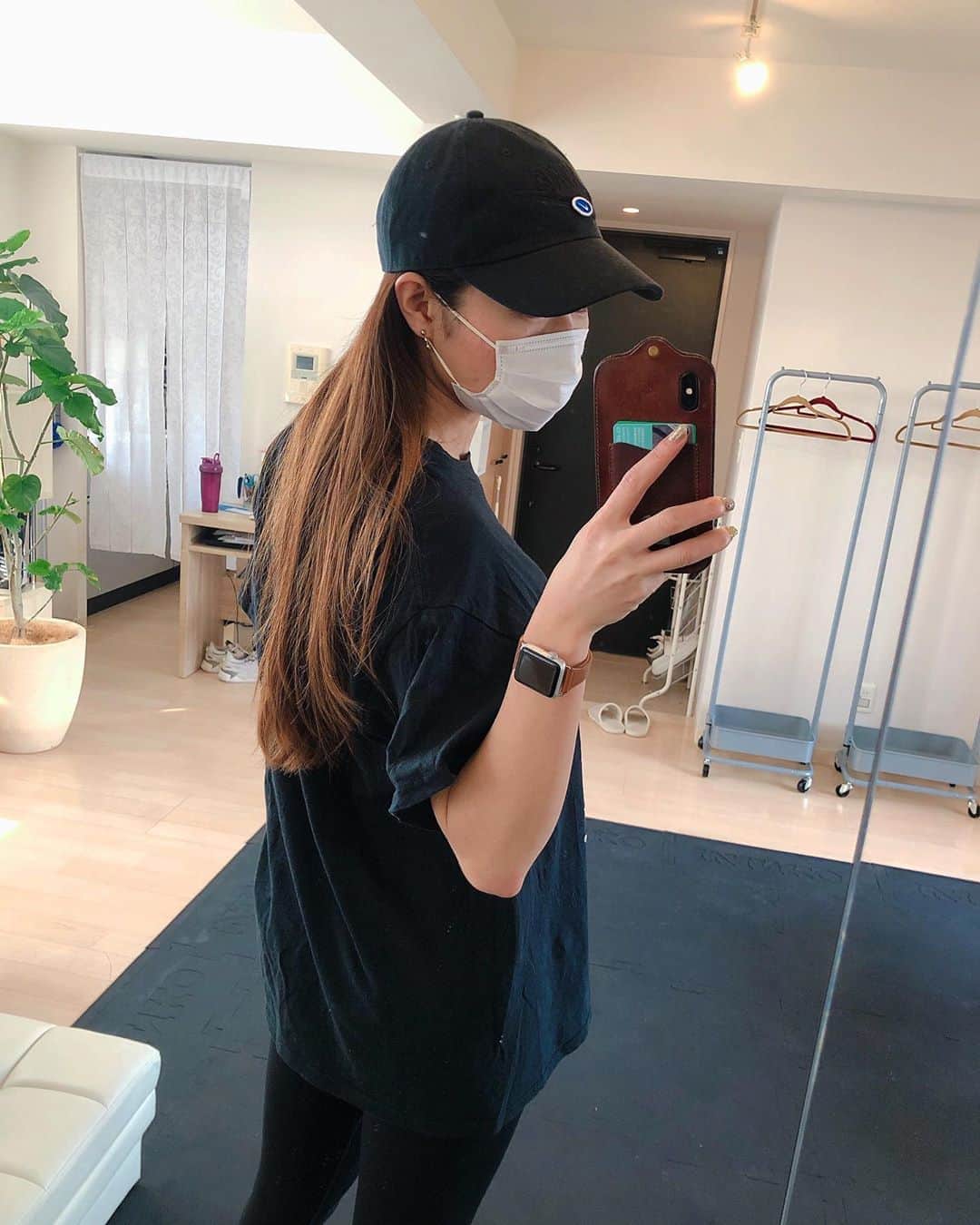 Chiharuのインスタグラム：「髪の毛が長いんじゃ〜 過去のブリーチ部分はケアしてもなかなか大変🤣 オーガニックジャンプーに オーガニックオイルに 最近はオススメされて猪の毛のブラシでケアしてます🐗✨ . #ロングヘア #オーガニックコスメ  #オーガニック生活 #自然が好き  #ミニマリストになる #ミニマルライフ」