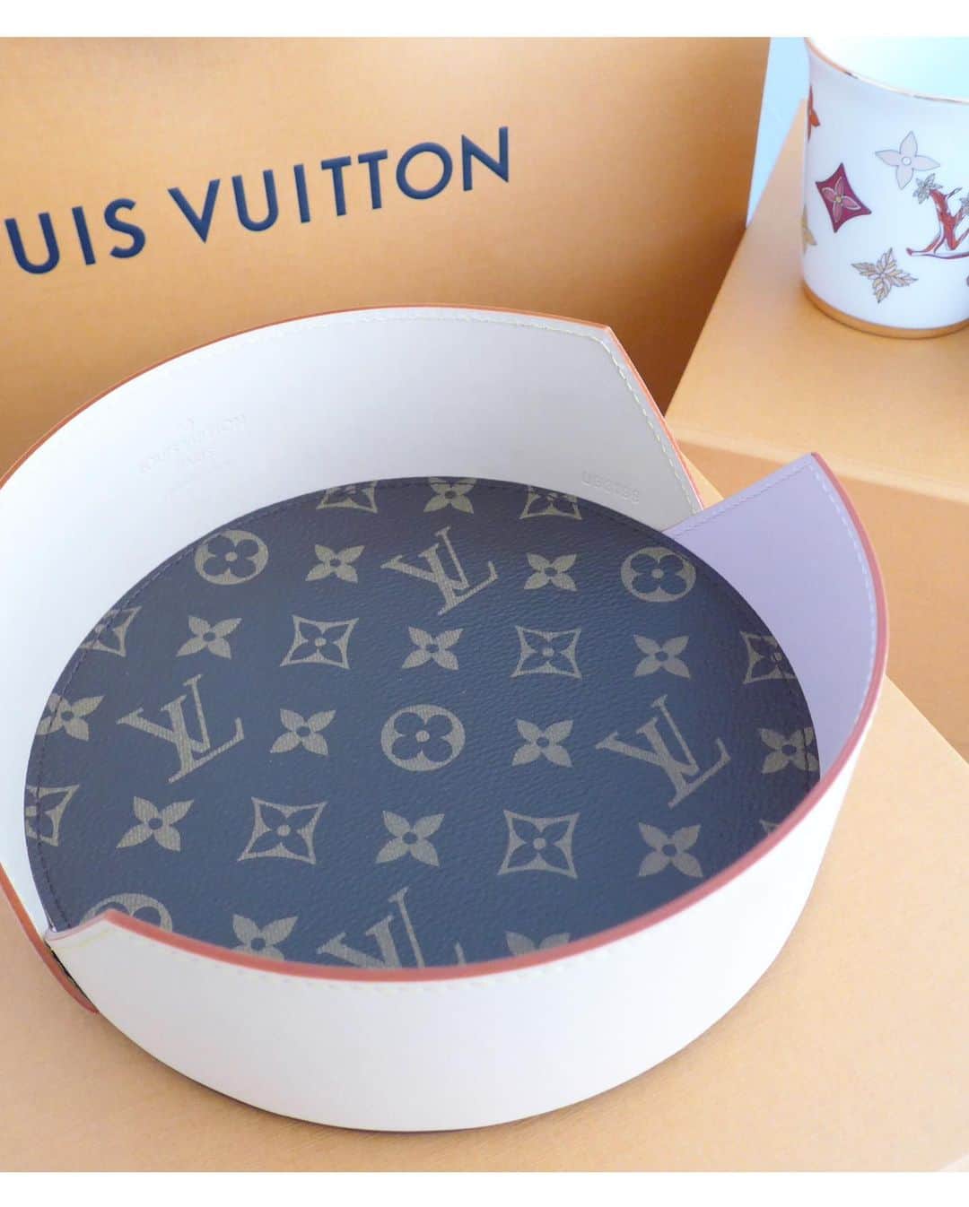 田中麻衣さんのインスタグラム写真 - (田中麻衣Instagram)「先月購入してたルイヴィトンの食器をおろしました。 おうちで過ごす毎日だからこそかわいい食器を使ってテンションあげよう🥰💕 . #louisvuitton  #ルイヴィトン」4月3日 21時29分 - maitanaka1217