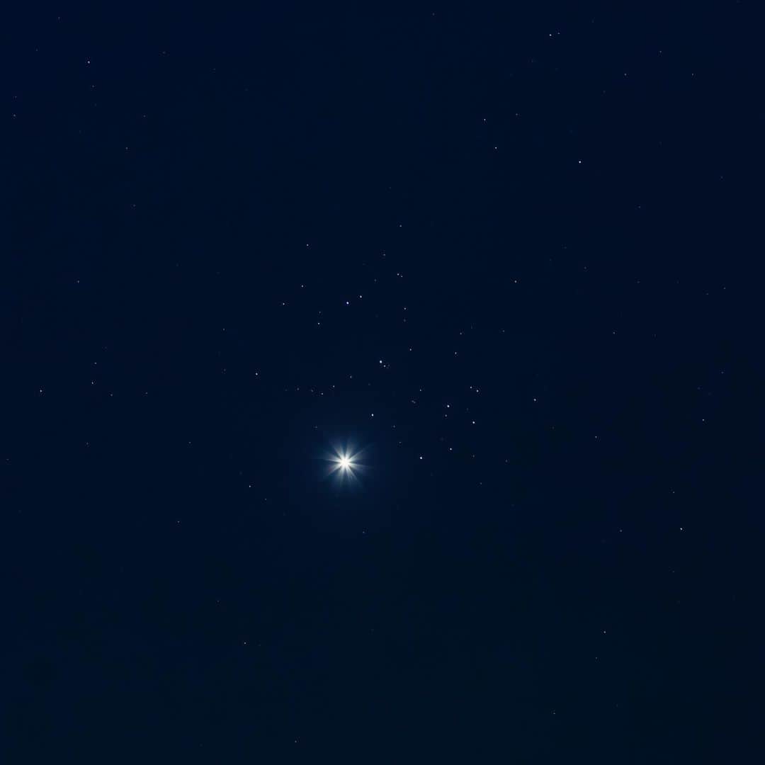 KAGAYAさんのインスタグラム写真 - (KAGAYAInstagram)「1, 金星とすばる。明るく輝く金星の上に写っているたくさんの星々がすばるです。 2, 十日余の月。 （さきほど東京にて撮影）」4月3日 21時39分 - kagaya11949