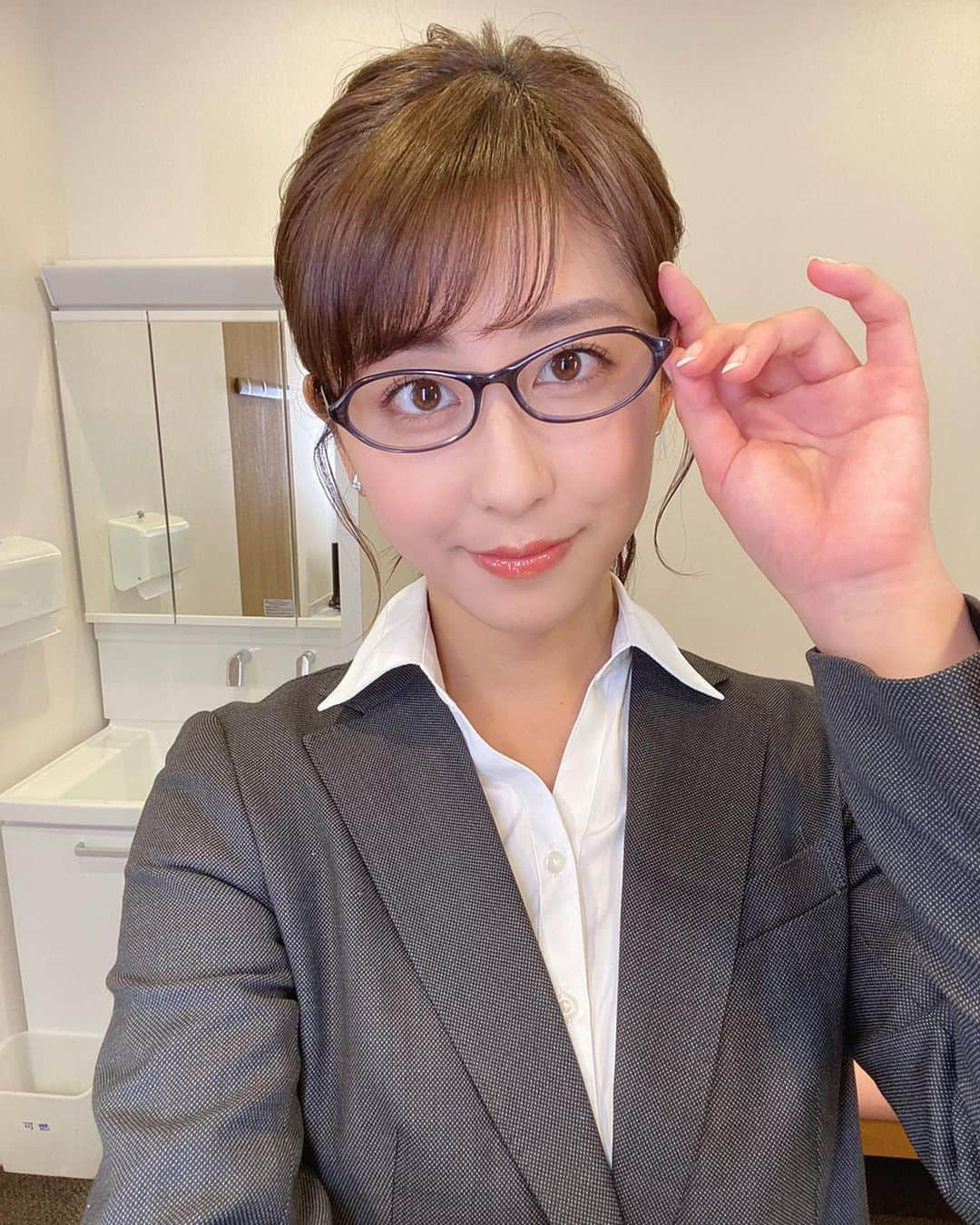 斎藤ちはるさんのインスタグラム写真 - (斎藤ちはるInstagram)「黒縁眼鏡に👓 グレーのパンツスーツ👔 いつもと違うキリッとした装いに。 . "新米刑事"のつもりなんですが…伝わりますか？笑 . . 何故この格好かといいますと！ 明日、4月4日(土)よる18:56〜放送の 「特捜X実録映像コップ」に出演していております！ . . 内藤剛志さんと、世界を震撼させた衝撃の犯罪ミステリーを、“刑事目線”で一緒に推理！ 刑事たちはどうやって容疑者にたどり着き、どのように犯罪を立証していくのでしょうか…!? . 事件の裏に隠された驚きの真相を“特捜”します！ . . 私は捜査するスタジオの皆さん、そして視聴者の皆さんに向けて 事件の情報をお伝えしております👮 (少しだけですので…お見逃しなく) . . #皆さんも #ご自宅で是非 #刑事になってみてください #私と一緒に刑事になりましょう . #いや #どんなハッシュタグ . . #斎藤ちはる#テレビ朝日アナウンサー#テレビ朝日#テレ朝#テレ朝アナウンサー#アナウンサー#特捜X実録映像コップ#stayhome」4月3日 21時34分 - chiharu_saito_ex