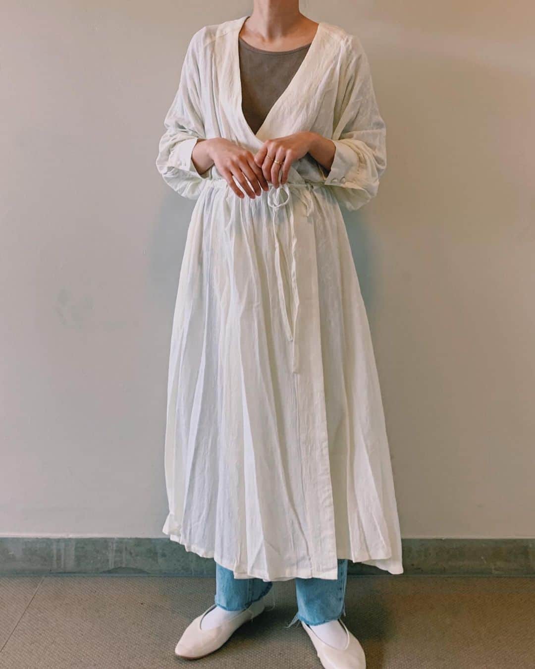 my9mj8のインスタグラム：「﻿ ﻿ @selectmoca の ﻿ リーフ柄カシュクールウエストリボン2WAYワンピースガウン🌿﻿ ﻿ 羽織っても結んでもかわいい🥺﻿ 生地的にも長く使えそう👌﻿ 3枚目、柄みえるかな〜﻿ ﻿ 久々におしゃれして近所のスーパーへ🛒﻿ 気持ちだけでも上げて😌 ﻿ ﻿ ﻿ ﻿ 4/19まで博多AMU ESTにてPOPUPが開催されてます！﻿ ストーリーみてたら可愛いアイテムがたくさん😌　﻿ ﻿ ﻿ ﻿ この時期だから中々お出掛けもできませんが﻿ お近くの方は万全の対策をして🥺﻿ でも無理せず！オンラインもありますしね💕﻿ ﻿ ﻿ ﻿ SELECT MOCA ﻿ 【POPUP in FUKUOKA】﻿ @AMUEST HAKATA﻿ 1F POPUP STAGE﻿ 2020.04.03(fri) - 04.19(sun)﻿ ﻿ ※営業時間の変更がありますのでselectmocaさんのインスタのインフォメーションでご確認下さい。﻿ ﻿ ﻿ #selectmoca﻿ #ファッション#コーデ#コーディネート#fashion #coordinate #code #オシャレ #ootd #outfit #wear」