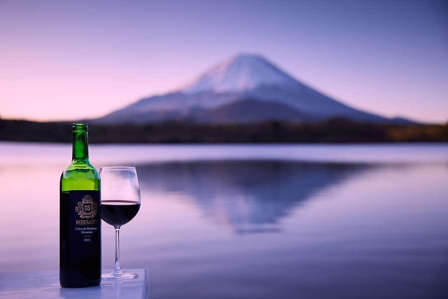 Najiiのインスタグラム：「Dawn - - - #bordeauxwine #winelovers #tablephoto #winistagrammer #ボルドーワイン #ボルドー #wine #dinner  @Bordeauxwinesjp #fuji #mtfuji #富士山 #精進湖 #camp #camping」