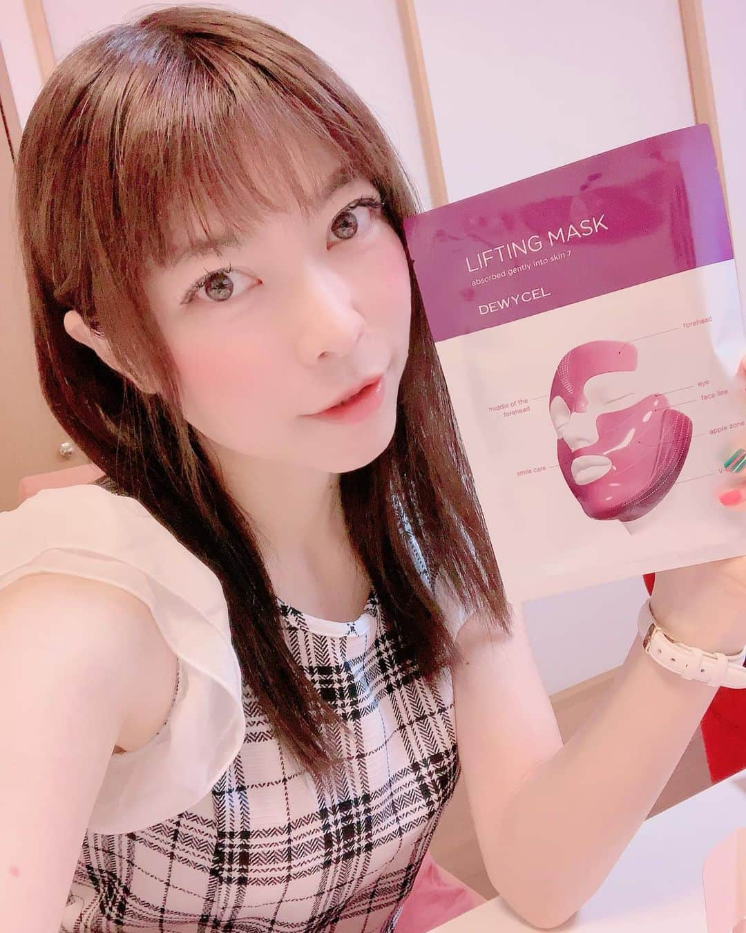 DJ MIYAさんのインスタグラム写真 - (DJ MIYAInstagram)「やっほー❤️💓こんばんにゃ。GYMからただいま❤️家にいる時間が長いから、スキンケアも普段できない集中ケアしたりしてるっっ笑(o^^o)❤️ . . .  DEWYCEL（@dewycel_japan)様から、 韓国で１００万枚売れたという大ヒット商品のシートマスクを送っていただきました♪💓 . .  デュイセル・プライベートケアマスク （Private Care Mask Sheet）１週間に１度でいいので、コスパもいいよね～♪2枚に上下で分かれている仕組みで、密着感がいい感じ💓 . .  肌の保湿、栄養、毛穴、皮膚トーン、弾力 に作用してかさかさの皮膚を光沢皮膚へ導き 明るい弾力を作るという、この冬の季節に嬉しい 乾燥ケアのできる  新感覚のfacemaskですね☆彡 . .  しかも、シカクリームの美容液とナイトクリームで寝る前にケア～！ . .  ホワイトフラワー抽出物により、肌がワントーン明るくなるtorn on cream!  これも とても気に入っています。 . .  最近、肌がぷりんぷり～～ん！❤️ . .  上記3製品はAmazonでも買えるよ☆彡 ありがとうございました！ . . , #美容　#PR #韓国コスメ　#美容ブロガー　#今日のメイク #乾燥ケア　#スキンケア　#コスメ好き　#コスメ女子　#コスメマニア #美容好き　#今日のコーデ　#ファッション好き　#韓国美容 #ビューティー　#今日のファッション　#美肌　#旅インスタグラマー #海外旅行好き　#旅ブロガー　#コスメ大好き　#シカクリーム #インスタグラマー　#インフルエンサー #dewycel #美容day #美容成分 #quarantinelife #リフティングマスク #顔パック」4月3日 21時46分 - dj_miya