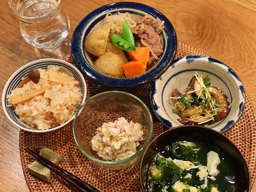 高山直子さんのインスタグラム写真 - (高山直子Instagram)「夜は大成功だよ🙆🏼‍♀️笑 ●新じゃがの肉じゃが ●炊き込みご飯 ●わかめと卵のお吸い物 ●白菜とツナの和風サラダ ●茄子とカイワレの和物 母が送ってくれた炊き込みご飯の素がめっちゃ美味しくて松茸ごはんみたいな味がしたー🤩 ちーっちゃいお茶碗一膳でご馳走様できた自分に拍手👏！笑 ほんと自粛って太るよねー← #みんなで太れば怖くない  #なおコロ食堂 #食べる楽しみ#くっちゃね #野菜たっぷり#肉じゃが#新じゃが」4月3日 21時51分 - nao_70koro