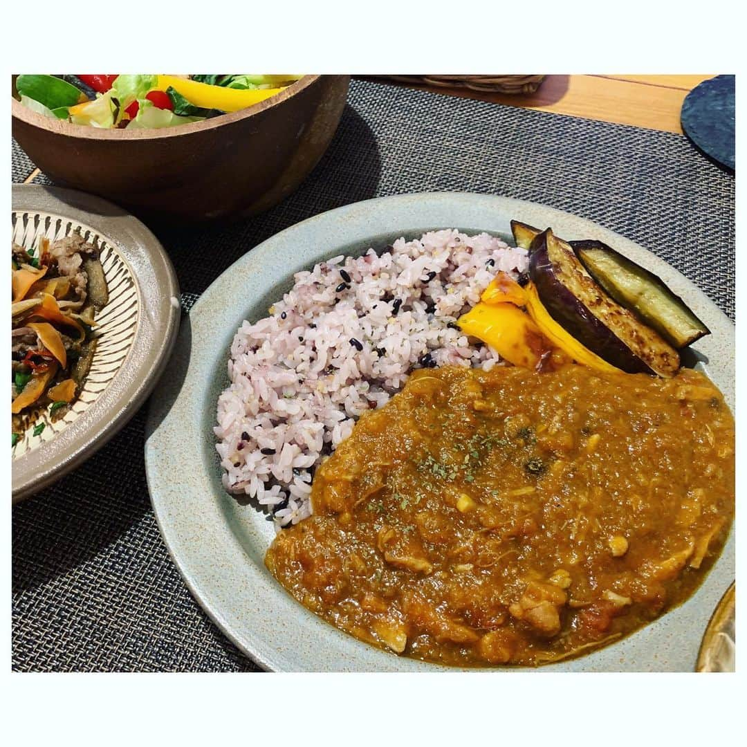 三倉茉奈さんのインスタグラム写真 - (三倉茉奈Instagram)「薬膳スパイスカレー。美味しかった。鶏肉、みじん切りにした玉ねぎ人参にんにく生姜、そして色んなスパイスを長ーく煮込んでみました。トマト缶も。 素揚げした茄子とパプリカをトッピング。 外出自粛で家にいる時間が長いので、時々長く煮込みたくなる。煮込みすぎて鶏肉がホロホロに。スパイスたっぷりで免疫力アップ。スパイスは、クミン、ガラムマサラ、コリアンダー、チリペッパー、ターメリックなどなど。カレー粉も。カレーを作る度にスパイスが少しずつ増えてきてる笑　 #curry #spicecurry  #cooking」4月3日 21時53分 - mana_mikura_official