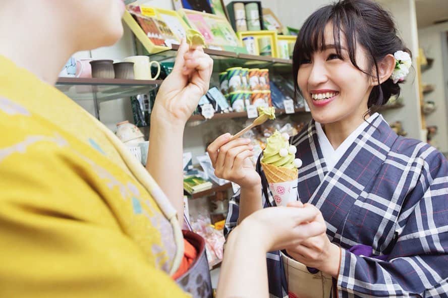 松浦彩さんのインスタグラム写真 - (松浦彩Instagram)「#写真でやまがた旅気分 たっぷりため込んだ写真たちを少しずつ更新していきます。 ⠀ これは１ヶ月ほど前の撮影の写真です🌸 来年の春は、気兼ねなく街歩きを楽しめる世界でありますように。鶴岡は絵になる街です♡ ⠀ ▶︎撮影地と食べたもの ≫木村屋本店 #花氷 ⠀ ≫鶴岡山王商店街 ⠀ ≫お茶の尾川園みゆき通り店 #抹茶ソフトクリーム ⠀ ≫みゆき通り商店街 ⠀ ≫鶴岡公園（大宝館前） #住吉屋菓子舗 #桜小町だんご ⠀ ⠀ 🌸鶴岡桜まつり @tsuruoka_machiaruki  #桜着物さんぽ 追記：2020年の桜着物さんぽは中止となりました。 ⠀ photo by @s_m_i_l_e_p_e_a_c_e ⠀ ⠀ #kimonostyle #着物 #きもの #きもの女子 #カジュアル着物 #和装 #絹織り #山形 #yamagata #tsuruoka #鶴岡市 #着物レンタル #着物女子 #東北観光 #山形観光 #鶴岡観光 #まちあるき  #木村屋本店⠀#山王商店街 #みゆき通り商店街 #尾川園 #おいりソフト #フルーツ団子  #松浦彩」4月3日 22時05分 - ayamatsuura.s