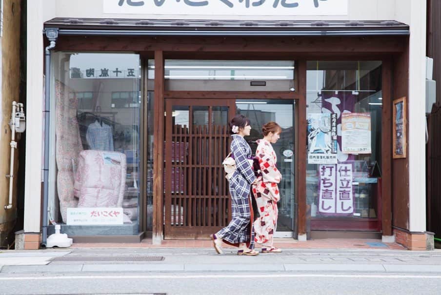 松浦彩さんのインスタグラム写真 - (松浦彩Instagram)「#写真でやまがた旅気分 たっぷりため込んだ写真たちを少しずつ更新していきます。 ⠀ これは１ヶ月ほど前の撮影の写真です🌸 来年の春は、気兼ねなく街歩きを楽しめる世界でありますように。鶴岡は絵になる街です♡ ⠀ ▶︎撮影地と食べたもの ≫木村屋本店 #花氷 ⠀ ≫鶴岡山王商店街 ⠀ ≫お茶の尾川園みゆき通り店 #抹茶ソフトクリーム ⠀ ≫みゆき通り商店街 ⠀ ≫鶴岡公園（大宝館前） #住吉屋菓子舗 #桜小町だんご ⠀ ⠀ 🌸鶴岡桜まつり @tsuruoka_machiaruki  #桜着物さんぽ 追記：2020年の桜着物さんぽは中止となりました。 ⠀ photo by @s_m_i_l_e_p_e_a_c_e ⠀ ⠀ #kimonostyle #着物 #きもの #きもの女子 #カジュアル着物 #和装 #絹織り #山形 #yamagata #tsuruoka #鶴岡市 #着物レンタル #着物女子 #東北観光 #山形観光 #鶴岡観光 #まちあるき  #木村屋本店⠀#山王商店街 #みゆき通り商店街 #尾川園 #おいりソフト #フルーツ団子  #松浦彩」4月3日 22時05分 - ayamatsuura.s