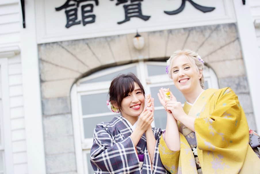 松浦彩さんのインスタグラム写真 - (松浦彩Instagram)「#写真でやまがた旅気分 たっぷりため込んだ写真たちを少しずつ更新していきます。 ⠀ これは１ヶ月ほど前の撮影の写真です🌸 来年の春は、気兼ねなく街歩きを楽しめる世界でありますように。鶴岡は絵になる街です♡ ⠀ ▶︎撮影地と食べたもの ≫木村屋本店 #花氷 ⠀ ≫鶴岡山王商店街 ⠀ ≫お茶の尾川園みゆき通り店 #抹茶ソフトクリーム ⠀ ≫みゆき通り商店街 ⠀ ≫鶴岡公園（大宝館前） #住吉屋菓子舗 #桜小町だんご ⠀ ⠀ 🌸鶴岡桜まつり @tsuruoka_machiaruki  #桜着物さんぽ 追記：2020年の桜着物さんぽは中止となりました。 ⠀ photo by @s_m_i_l_e_p_e_a_c_e ⠀ ⠀ #kimonostyle #着物 #きもの #きもの女子 #カジュアル着物 #和装 #絹織り #山形 #yamagata #tsuruoka #鶴岡市 #着物レンタル #着物女子 #東北観光 #山形観光 #鶴岡観光 #まちあるき  #木村屋本店⠀#山王商店街 #みゆき通り商店街 #尾川園 #おいりソフト #フルーツ団子  #松浦彩」4月3日 22時05分 - ayamatsuura.s
