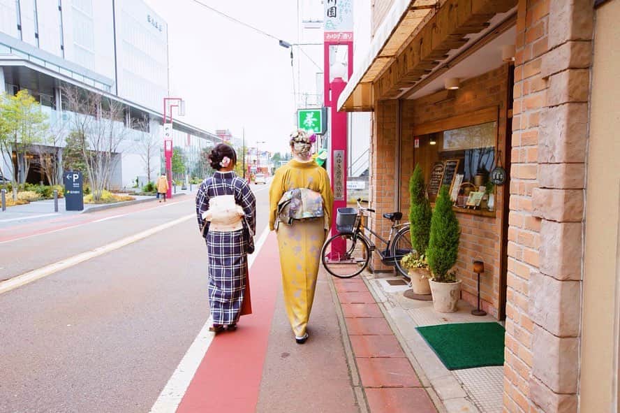 松浦彩さんのインスタグラム写真 - (松浦彩Instagram)「#写真でやまがた旅気分 たっぷりため込んだ写真たちを少しずつ更新していきます。 ⠀ これは１ヶ月ほど前の撮影の写真です🌸 来年の春は、気兼ねなく街歩きを楽しめる世界でありますように。鶴岡は絵になる街です♡ ⠀ ▶︎撮影地と食べたもの ≫木村屋本店 #花氷 ⠀ ≫鶴岡山王商店街 ⠀ ≫お茶の尾川園みゆき通り店 #抹茶ソフトクリーム ⠀ ≫みゆき通り商店街 ⠀ ≫鶴岡公園（大宝館前） #住吉屋菓子舗 #桜小町だんご ⠀ ⠀ 🌸鶴岡桜まつり @tsuruoka_machiaruki  #桜着物さんぽ 追記：2020年の桜着物さんぽは中止となりました。 ⠀ photo by @s_m_i_l_e_p_e_a_c_e ⠀ ⠀ #kimonostyle #着物 #きもの #きもの女子 #カジュアル着物 #和装 #絹織り #山形 #yamagata #tsuruoka #鶴岡市 #着物レンタル #着物女子 #東北観光 #山形観光 #鶴岡観光 #まちあるき  #木村屋本店⠀#山王商店街 #みゆき通り商店街 #尾川園 #おいりソフト #フルーツ団子  #松浦彩」4月3日 22時05分 - ayamatsuura.s