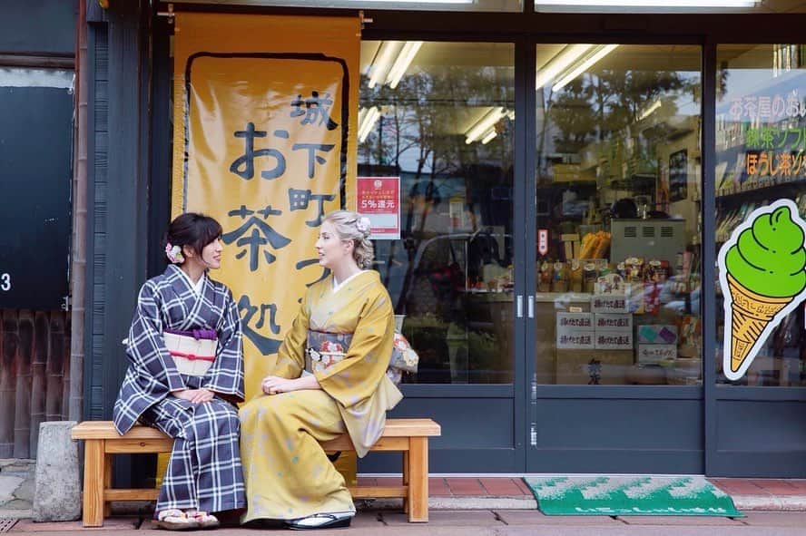 松浦彩さんのインスタグラム写真 - (松浦彩Instagram)「#写真でやまがた旅気分 たっぷりため込んだ写真たちを少しずつ更新していきます。 ⠀ これは１ヶ月ほど前の撮影の写真です🌸 来年の春は、気兼ねなく街歩きを楽しめる世界でありますように。鶴岡は絵になる街です♡ ⠀ ▶︎撮影地と食べたもの ≫木村屋本店 #花氷 ⠀ ≫鶴岡山王商店街 ⠀ ≫お茶の尾川園みゆき通り店 #抹茶ソフトクリーム ⠀ ≫みゆき通り商店街 ⠀ ≫鶴岡公園（大宝館前） #住吉屋菓子舗 #桜小町だんご ⠀ ⠀ 🌸鶴岡桜まつり @tsuruoka_machiaruki  #桜着物さんぽ 追記：2020年の桜着物さんぽは中止となりました。 ⠀ photo by @s_m_i_l_e_p_e_a_c_e ⠀ ⠀ #kimonostyle #着物 #きもの #きもの女子 #カジュアル着物 #和装 #絹織り #山形 #yamagata #tsuruoka #鶴岡市 #着物レンタル #着物女子 #東北観光 #山形観光 #鶴岡観光 #まちあるき  #木村屋本店⠀#山王商店街 #みゆき通り商店街 #尾川園 #おいりソフト #フルーツ団子  #松浦彩」4月3日 22時05分 - ayamatsuura.s
