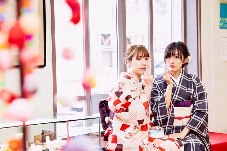 松浦彩さんのインスタグラム写真 - (松浦彩Instagram)「#写真でやまがた旅気分 たっぷりため込んだ写真たちを少しずつ更新していきます。 ⠀ これは１ヶ月ほど前の撮影の写真です🌸 来年の春は、気兼ねなく街歩きを楽しめる世界でありますように。鶴岡は絵になる街です♡ ⠀ ▶︎撮影地と食べたもの ≫木村屋本店 #花氷 ⠀ ≫鶴岡山王商店街 ⠀ ≫お茶の尾川園みゆき通り店 #抹茶ソフトクリーム ⠀ ≫みゆき通り商店街 ⠀ ≫鶴岡公園（大宝館前） #住吉屋菓子舗 #桜小町だんご ⠀ ⠀ 🌸鶴岡桜まつり @tsuruoka_machiaruki  #桜着物さんぽ 追記：2020年の桜着物さんぽは中止となりました。 ⠀ photo by @s_m_i_l_e_p_e_a_c_e ⠀ ⠀ #kimonostyle #着物 #きもの #きもの女子 #カジュアル着物 #和装 #絹織り #山形 #yamagata #tsuruoka #鶴岡市 #着物レンタル #着物女子 #東北観光 #山形観光 #鶴岡観光 #まちあるき  #木村屋本店⠀#山王商店街 #みゆき通り商店街 #尾川園 #おいりソフト #フルーツ団子  #松浦彩」4月3日 22時05分 - ayamatsuura.s