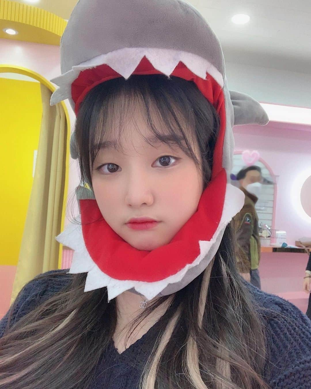 キム・イェウォン さんのインスタグラム写真 - (キム・イェウォン Instagram)「아기상어🦈 • • • #대구 #새벽 #셀스타그램 #일상 #일상스타그램 #셀카 #선팔 #맞팔 #선팔하면맞팔 #선팔해요 #맞팔해요 #소통 #팔로우 #팔로미 #데일리 #첫줄 #인친 #댓글 #좋아요반사 #fff #daily #instagood #instadaily #like4likes #me」4月3日 21時59分 - ye_.ve_ly