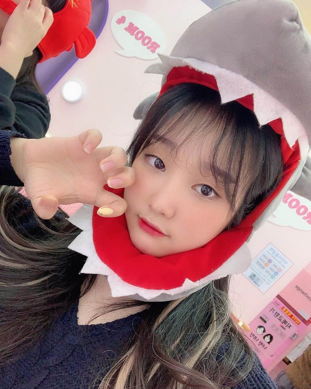 キム・イェウォン さんのインスタグラム写真 - (キム・イェウォン Instagram)「아기상어🦈 • • • #대구 #새벽 #셀스타그램 #일상 #일상스타그램 #셀카 #선팔 #맞팔 #선팔하면맞팔 #선팔해요 #맞팔해요 #소통 #팔로우 #팔로미 #데일리 #첫줄 #인친 #댓글 #좋아요반사 #fff #daily #instagood #instadaily #like4likes #me」4月3日 21時59分 - ye_.ve_ly