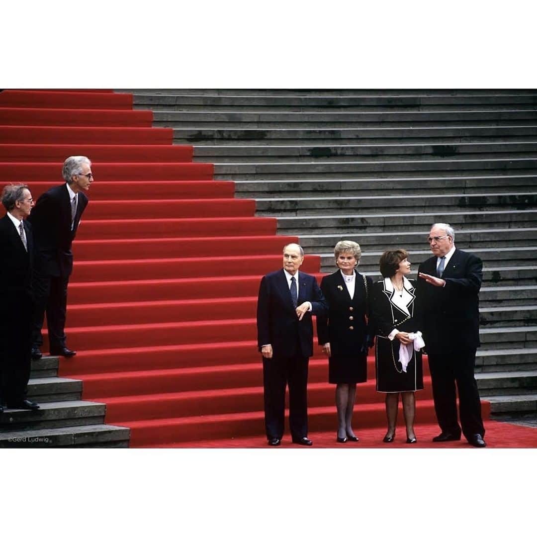 Gerd Ludwigさんのインスタグラム写真 - (Gerd LudwigInstagram)「Helmut Kohl served as German Chancellor from 1982-1998. He would have been 90 today.  Kohl’s 16-year tenure was the longest of any German chancellor in modern history. His legacy of overseeing both the end of the Cold War and German reunification led to him being referred to as, “the Chancellor of Unity.” The above image is an outtake from a story on Berlin, shot for @natgeo during a state visit of French President Mitterrand commemorating the 50th anniversary of the end of World War II in May 1995. To me, it represents the staged nature of official political events.  @thephotosociety #Kohl #Mitterrand #ChancellorofUnity #Germany」4月3日 22時01分 - gerdludwig