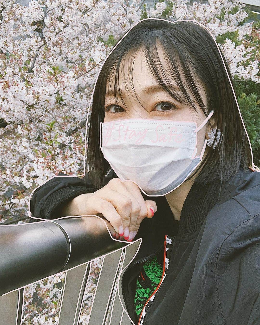 のインスタグラム：「#staysafe 🌸 ・ ・ ・  #stayhome #selfie #instagood #instalike #cherryblossom #sakura #sakura🌸 #instajapan #instajapanese #japaneseculture #japanesegirl #mask #masker #桜 #everydaymadewell #selfie #instaselfie」