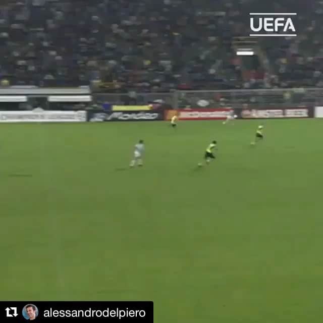 ジュリオ・ドナーティのインスタグラム：「Oggi tutto il giorno davanti alla TV tornando bambino.. c’è lo speciale @alessandrodelpiero su skysport!! questo insieme a quello di Tokyo nella finale del ‘96 mi facevano sognare e li guardavo praticamente ogni giorno registrati su video cassetta a nastro prima di uscire in cortile per immedesimarsi insieme agli amici in Pinturicchio.. #alex #10 #idolo #ricordi #proprioluiilprincipino」
