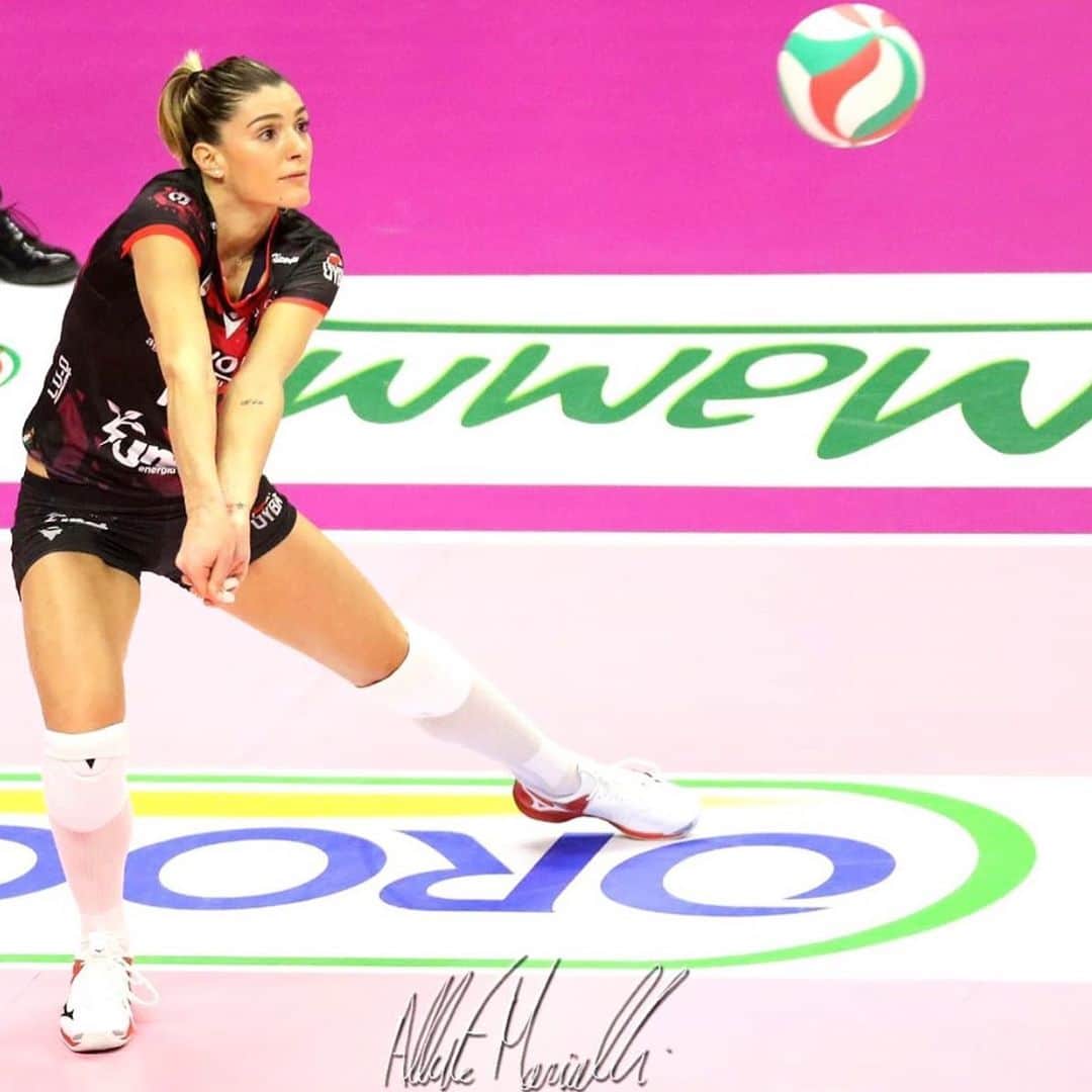 フランチェスカ・ピッチニーニのインスタグラム：「L’importante è non mollare mai... 💪🏻 #andràtuttobene #passion #missing #volleyball  #forzaitalia #love 🏐👱‍♀️🏐」