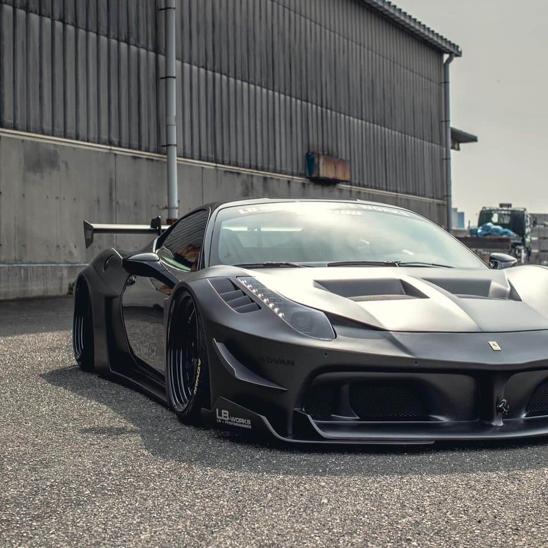 のインスタグラム：「Liberty walk自由に歩く！！！ LB★シルエットWORKS FERRARI 458GTB DRY CARBON🙂  @ferrari@libertywalkkato@hirosta92 #libertywalk#libertywalkkato#lbworks#widebody#supercar#bride#japan#fiexhaust #airrexsuspension #drift#スーパーカー#ferrari458italia #ferrari458 #ferrari458spider #goodwoodfos#semashow2017🚙🚘🚗」