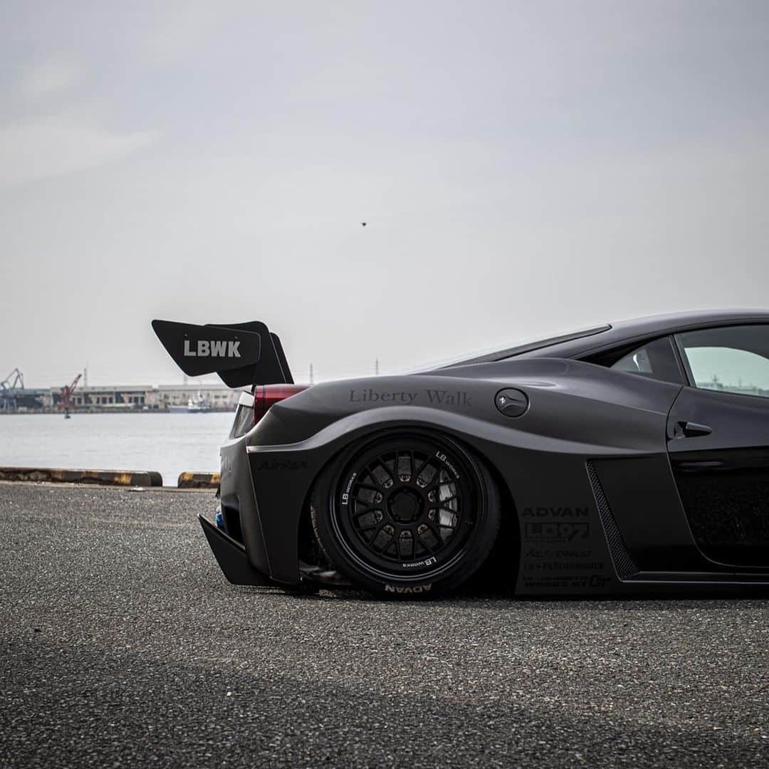 Wataru Katoさんのインスタグラム写真 - (Wataru KatoInstagram)「Liberty walk自由に歩く！！！ LB★シルエットWORKS FERRARI 458GTB DRY CARBON🙂  @ferrari@libertywalkkato@hirosta92 #libertywalk#libertywalkkato#lbworks#widebody#supercar#bride#japan#fiexhaust #airrexsuspension #drift#スーパーカー#ferrari458italia #ferrari458 #ferrari458spider #goodwoodfos#semashow2017🚙🚘🚗」4月3日 22時21分 - libertywalkkato