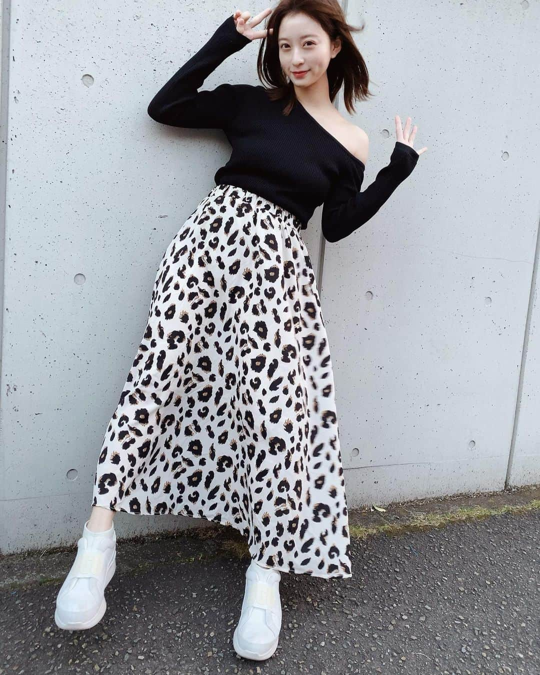 renさんのインスタグラム写真 - (renInstagram)「・ ・ 風がぁああ🌬 eclin_official  のトップス @fifth_store のスカート uggjapan のスニーカー ____ #ウエストゴムレオパードフレアスカート #fifth #fifthtl #フィフス #カジュアル #ロングスカート #低身長コーデ #春コーデ ・ ・」4月3日 22時40分 - _reeen_