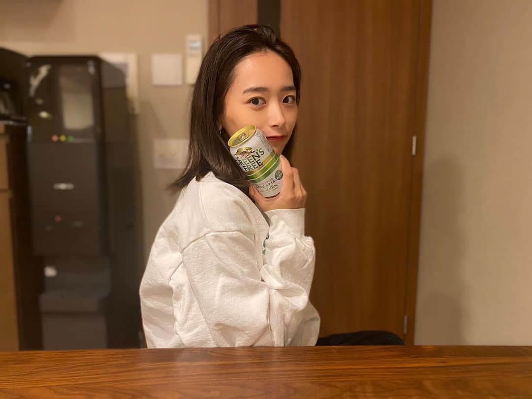 近藤千尋のインスタグラム：「この度、本日新発売の キリン グリーンズフリーのアンバサダー に選んで頂きました🙇‍♀️‼️ 夫婦でリフレッシュタイム🥺🏠 後味がスッキリしていて とっても飲みやすく、 香料・人工甘味料無添加で ノンアルコールなので、 気軽に飲めるのも嬉しいです😍✨ #キリンビール #グリーンズフリー #アンバサダー　#pr #おうち時間」