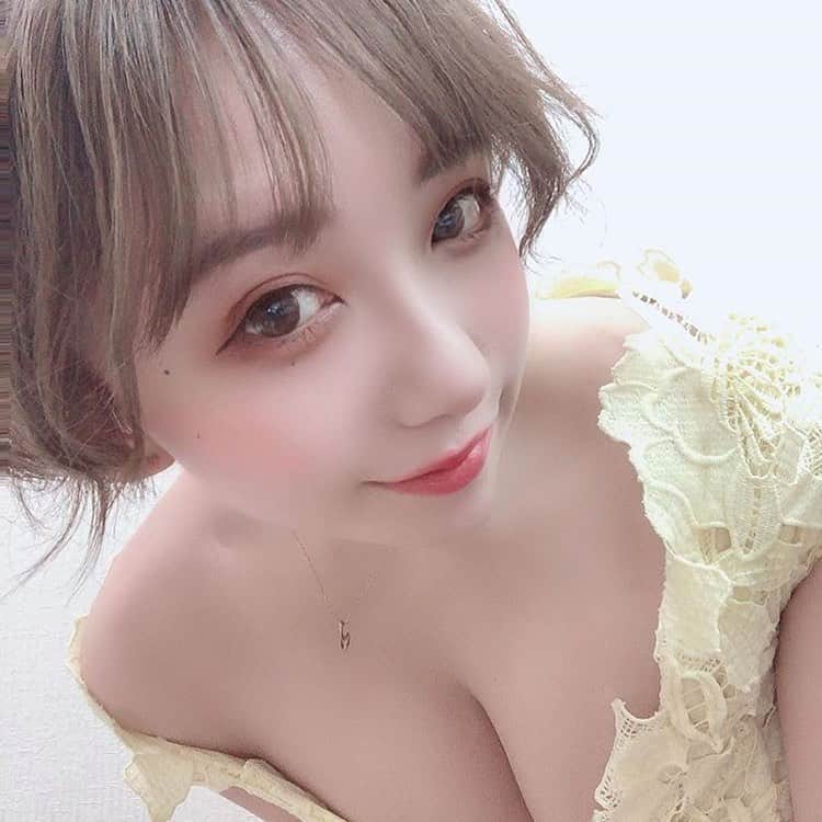 大石ほのかのインスタグラム：「めちゃんこ久しぶりの投稿✨✨ . 投稿してなかったから色んな人から心配の連絡が💦💦ありがとう！！ごめんねぇ😖💓 . ほのか氏は元気ですよっ😆⭐️ 誕生月悲しかったっ でもおめでとうをいっぱい貰った✨ありがとう～🧡🧡 今月は みんな遊びに来てよねぇ？💓 .  #likeforlikes#photooftheday#followforfollowback#likeforfollow#follow4follow#instagood#❤#いいね返し#かわいい#夜遊び#乳スタグラム#巨乳#谷間#酒#Love#飲み会#ススキノ#ホステス#キャバクラ#キャバ嬢#ニュークラブ#バルセロナグループ#フィリア#歌舞伎町#六本木#中洲#北新地#ミナミ#錦#栄」