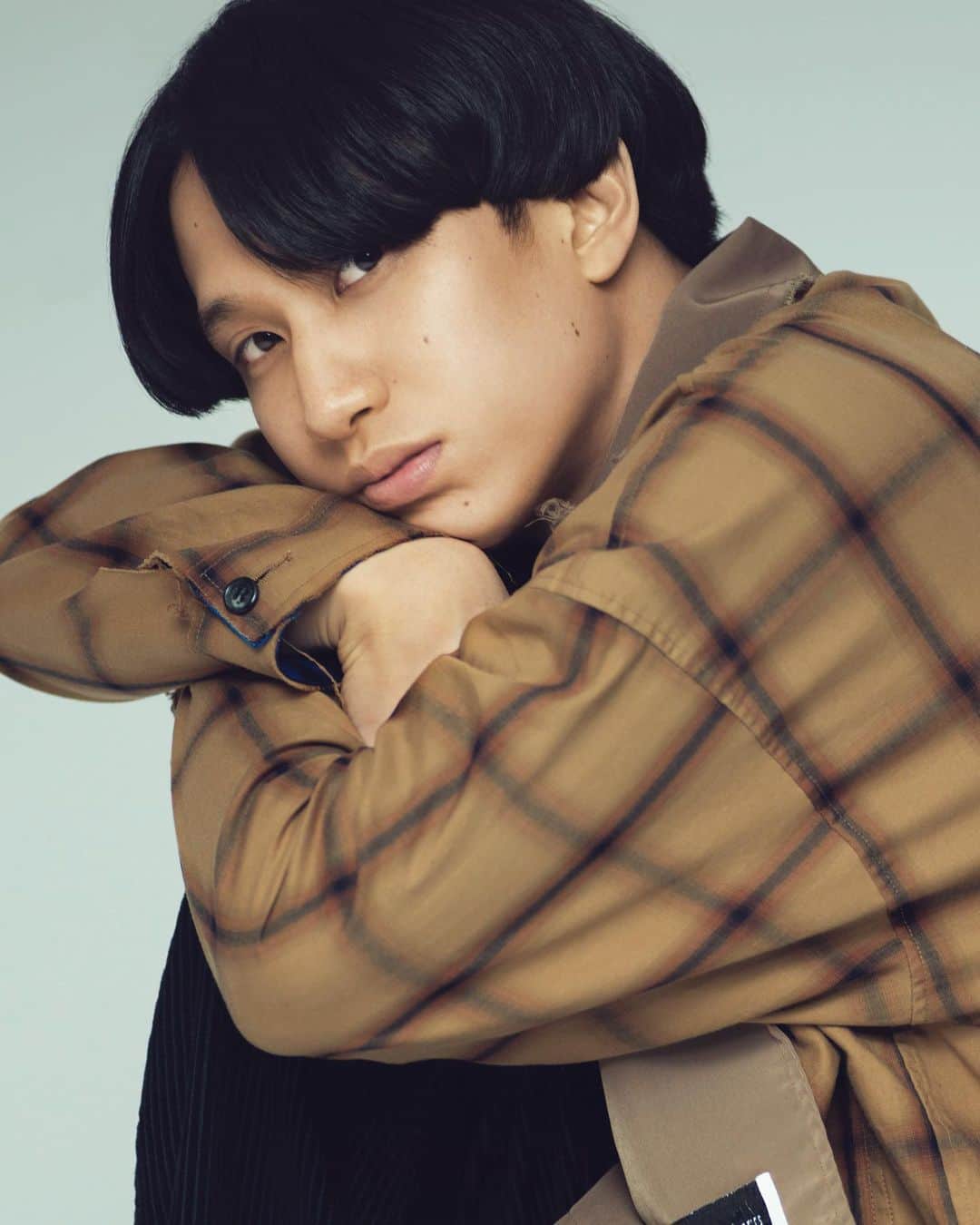 長山一樹のインスタグラム：「THE FIRST TAKEより マカロニえんぴつのはっとりさん 先程公開されました。 エモです。震えます。 知らない人見るべきです。 (YouTube)  @the_firsttake  @macaroniempitsu_official  #マカロニえんぴつ #はっとり #青春と一瞬  Creative Director @smzksk  Art Director @kana_takara  Director of Photography @kazuki_nagayama  Lighting Director @kazuhidetoya  Producer kentaro Kinoshita Production Manage Hinako Arifuku #thefirsttake #youtube #photography #cinematography #kazukinagayama #長山一樹 #hasselblad #h6d #ハッセルブラッド #中判カメラ」