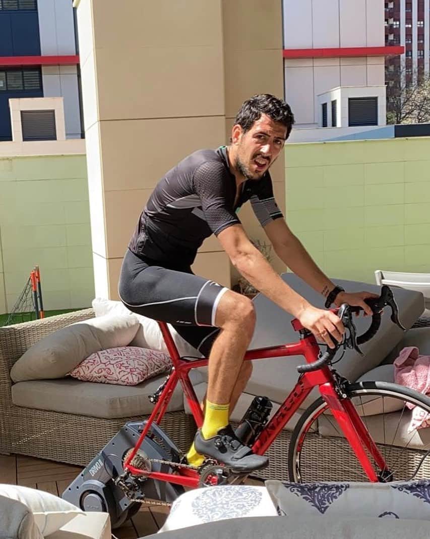 ダニエル・パレホのインスタグラム：「Es momento de aprovechar los recursos que tenemos en casa y entrenar duro! #lavidanotieneatajos」