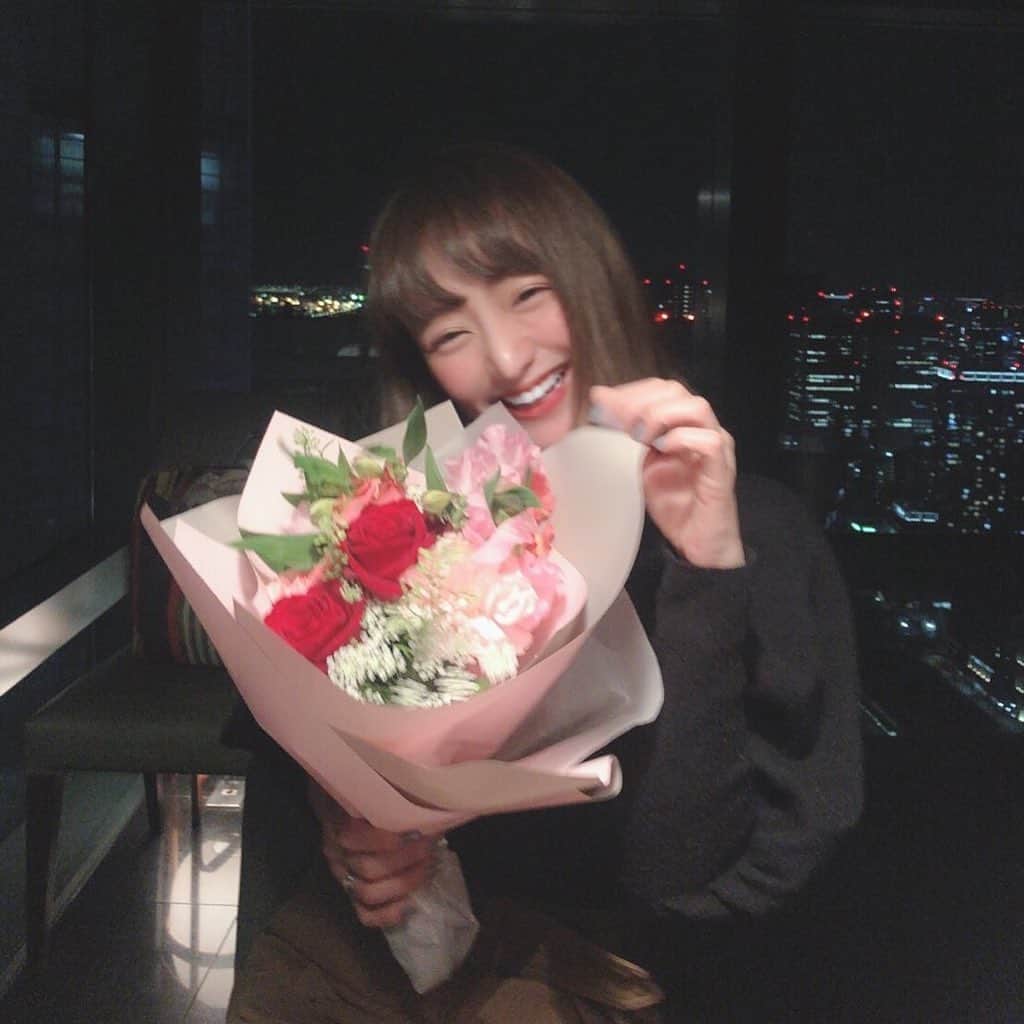 東なつ紀のインスタグラム：「誕生日当日の夜のお話♡ 美味しくて幸せでした🍸🗼✨ みんなからいただいた🎁も 全部お気に入りすぎる🥺💓ので ちょっとずつアップして自慢しよっと♡ #誕生日 #誕生日プレゼント  #ヴァンクリーフアーペル」