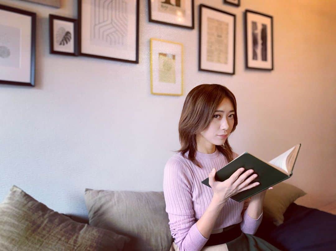 のインスタグラム：「みんな#おうち時間 楽しんでる？ 今は不要な外出は控えておうち時間を楽しみましょうね！ 私も不要な外出はせず、おうちで生配信をして過ごしてます！一緒におうちで楽しむ事を見つけましょう！！約束！🤝 ・ ・ ・ #おうち時間を楽しむ #ここは私のおうち  #と言いたいw #理想ですw  #読みたい本がある #何かは秘密w #readingbook #myhousemyhome #sweethome🏡 #miaka」
