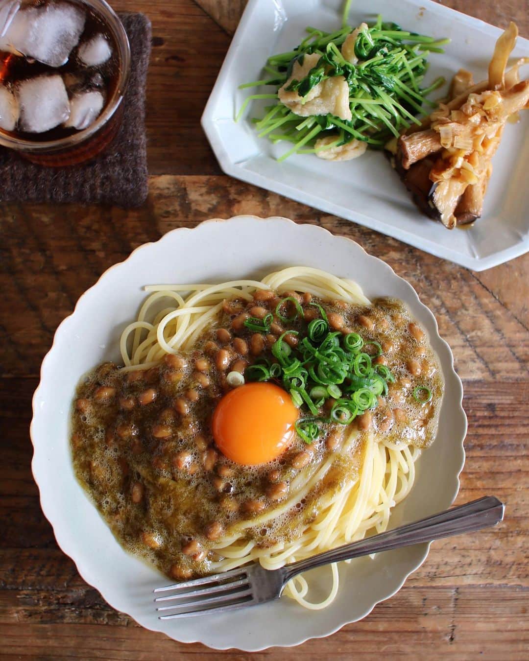 のインスタグラム：「「パスタの盛り方ヘタクソかよ‼︎」という声は聞こえないふりして、postしちゃいます😛 今回の#在宅楽飯 は、最近我が家で大ブーム中の『納豆＋海苔の佃煮＋TKG』をパスタにアレンジした、その名も… 【#海苔納豆TKM 】 ※TKP…Tamago Kake Men🤣 です🍝 めちゃくちゃ簡単なのに、かなり美味しくできたと思うので、ぜひお試しください👩‍🍳 ・ 【海苔納豆TKM】 ・ ●材料(1人分)● スパゲティ(乾麺) 100g ★納豆 1パック ★納豆に添付のタレ 1袋 ★納豆に添付のカラシ 1袋(無くてもOK) ★海苔の佃煮　大さじ1 ★酢　大さじ1/3 ★めんつゆ 大さじ1/2 ★卵白 1個分 卵黄 1個 万能ねぎ 適量(無くてもOK) ・ ●作り方● ①スパゲティを、塩(分量外)を加えたお湯で規定の時間通り茹でる。 ②パスタを茹でている間に、小さめのボウルに★の材料を全て入れ、空気を含ませるようにフワフワに混ぜる。万能ねぎは小口切りにする。 ③うつわに茹で上がったパスタを盛り、上から②をかけ、卵黄と万能ねぎをのせる。できあがり。 ・ えっと、これだけです🤣 しかも、写真を撮らない時は、深さのあるお皿で②の工程を行い、そこに茹で上がったパスタを入れて混ぜちゃってOK🤣 しかもその際は、卵を卵黄と卵白に分けず、全卵で大丈夫🙆‍♀️←本気の#ズボラ飯 ・ ちなみに、お酢は納豆をフワフワにするために加えるので、酸味の気にならない量にしています。 もっと酸っぱいのが好きな方は増やしても大丈夫。 海苔の佃煮も、増やしたい人は増やしてもらってOK(私は海苔が大好きなので、大さじ1.5くらいにしたりしています)。 TKG🍚で食べる時はめんつゆを入れないのですが、パスタにすると味がぼやけるので少しだけ加えました👩‍🍳 バターを少し入れても美味しいです🧈 ぜひお試しを👩‍🍳💕 ・ #お助けメニュー #お助けレシピ#安齋新厚子 #角田淳 #テレワーク飯 #コロナに負けるな #pasta #パスタ #パスタレシピ #簡単レシピ #gohan #私のおいしい写真 #foodporn #onthetable #foodstagram #暮らし #おうちごはん #instafood #日々の暮らし #いただきます #うつわ #器 #wp_deli_japan #おうちごはんlover #IGersJP #とりあえず野菜食 #フーディーテーブル」