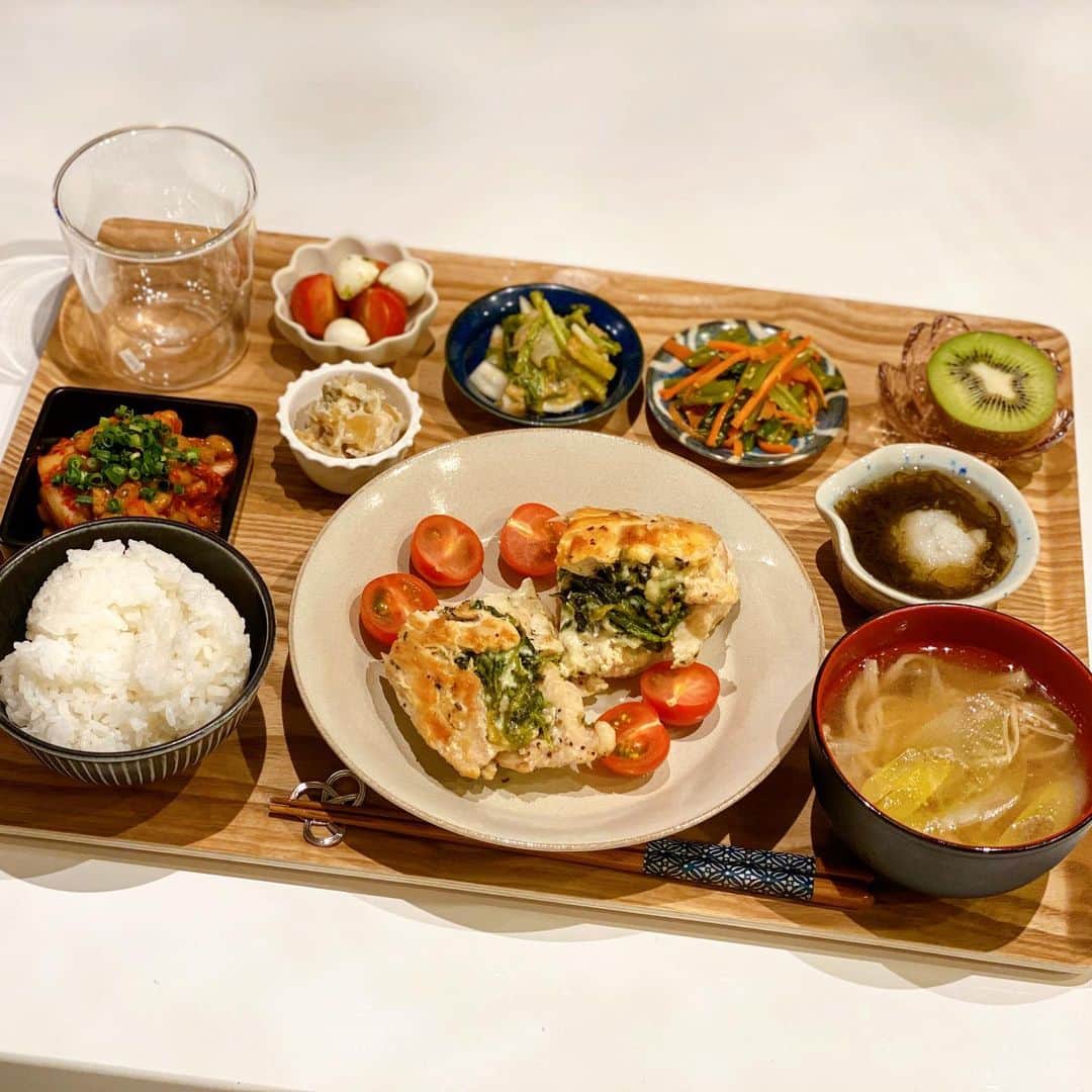 姫野れみのインスタグラム：「#石毛家の食卓 👨🏿‍🍳♡ 今はできるだけ無駄な外出はしたくないので 日持ちのする常備菜をいくつか作り置きして 毎日出すようにしています😣💦 鶏胸肉は味付け塩胡椒のみなのでヘルシーで美味しい！ 好評だったので定番menuに仲間入りが決まりました☺️  🐓#鶏胸肉のほうれん草チーズ挟み焼き 🐟#数の子とわさび漬け和え 🌶#キムチ納豆 🥕#小松菜と人参のナムル 🌊#おろしもずく 🥚#かぶの梅味噌和え 🍚#白米 🍲#えのきとねぎの中華スープ 🍅#カプレーゼ(ジェノベーゼソース) 🥝#キウイ  #アスリートフードマイスター #料理 #和食 #夕食 #アスリート飯 #夕飯 #夜ご飯 #晩ごはん #夜ご飯 #夕ごはん #夜ごはん #和食ごはん #手作り料理 #手作りごはん #おうちごはん #レシピ #dinner #food #cooking」