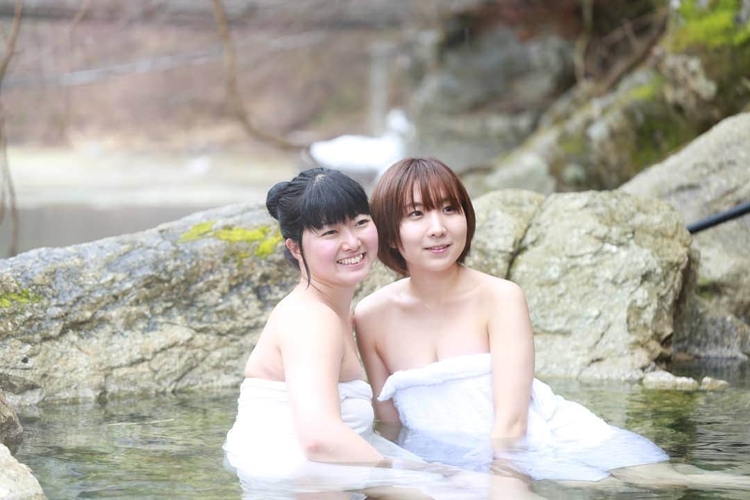 のインスタグラム：「こんばんはー！ まゆちゃんとのコラボ動画を公開しました！ 名付けて まゆちゃんの初体験を奪っちゃおう！ 見てね♪ ストーリーからも飛べるけど以下のURL https://youtu.be/Ve7qrs1i6W8 ・ そしてー！まゆちゃんのチャンネルにも出演してます！ まゆたこ温泉チャンネルの投稿 https://youtu.be/UkLXfeUeRZo ・ デジタル写真集発売中！ 夢だった写真集の第１弾です♪ しずかちゃんのぽっちゃり混浴温泉記【万座温泉・湯の旅館編】: 恥ずかしいから、そんなに見ちゃだめ！ (LAZY BOOKs) |  https://www.amazon.co.jp/dp/B085QHVT9X/ref=cm_sw_r_tw_apa_i_YL4AEb4JS3N3E ・ 私のオリジナル湯活Tシャツ 手ぬぐい/パーカー他 手書きの名入れできます ↓購入はこちら https://t.co/UvzGdLdEhc ・ #温泉モデル#しずかちゃん#温泉#混浴#hotsprings#mixbath#旅行#旅#trip#travel#露天風呂 #japan#japanese#girls#女の子#笑顔#smile#ポートレート#タオル１枚#YouTuber#コラボ#秘湯#入浴#bathing#bathtime#栃木県#湯西川温泉#薬研の湯#野湯#野天湯」