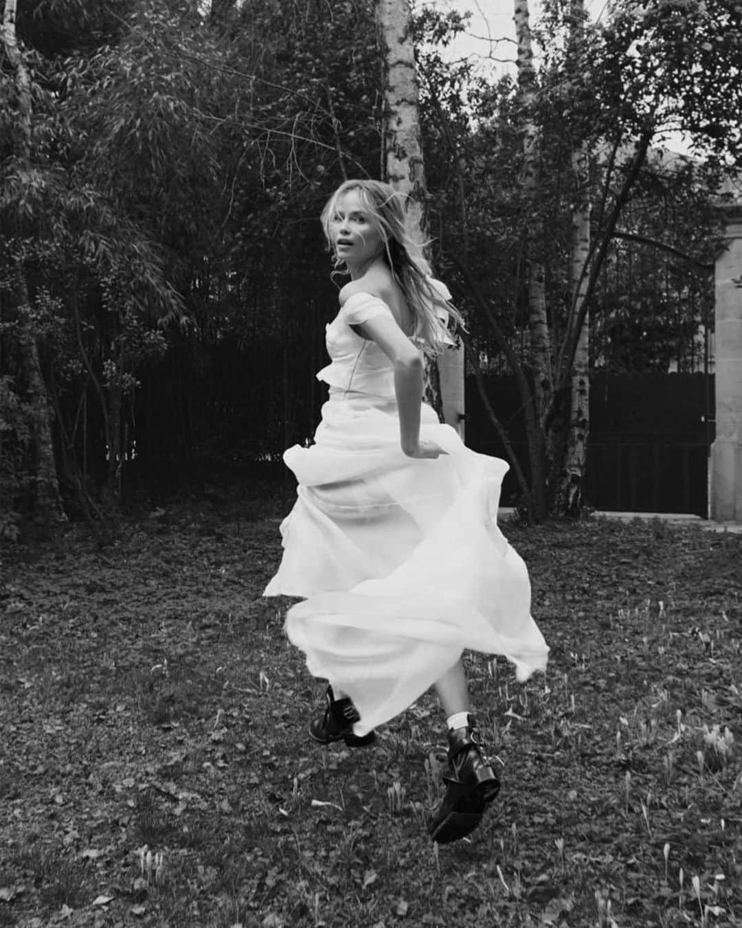 ナターシャ・ポーリーのインスタグラム：「❤️ @voguerussia @mashavoguerussia @claudia_knoepfel #OlgaDunina @tomohiroohashihair @mayumioda25」