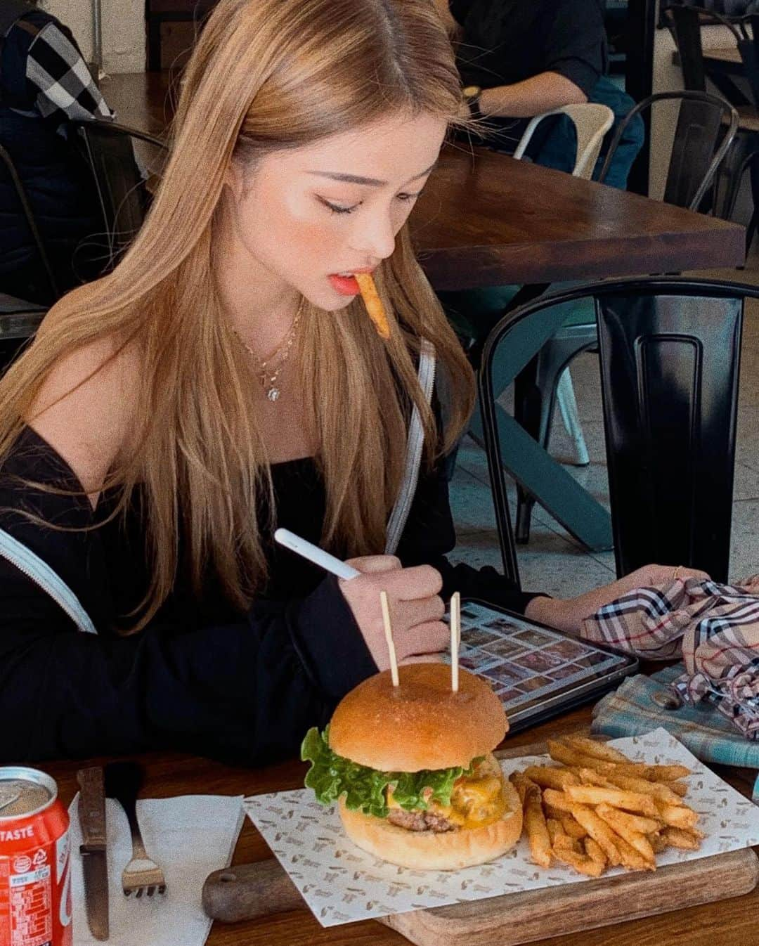 カン・ギョンミンさんのインスタグラム写真 - (カン・ギョンミンInstagram)「🍟 직업상 앞에 있는 음식 바로 못 먹는 🍔 . . #굠민냠냠탐방🍽」4月3日 23時30分 - kkmmmkk