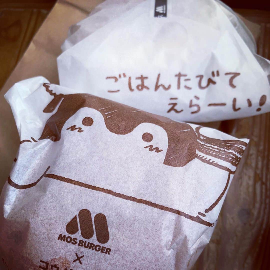 加藤千恵のインスタグラム：「超ーー楽しみにしていた来週の上京予定、キャンセルせざるをえなくなる。悲しい、と思ってから、そんな場合じゃないのかな、とも思ったが、悲しむのは自由だな、と思い直した。悲しいとか寂しいとか言えなくなるのはしんどい。ごはん食べて元気に生活しよう。モスのクリームチーズテリヤキ、おいしかった。（迷ったけど、倍クリームチーズにしなくて正解だった気がする、バランス的に。倍は倍で違うおいしさがあるのかな）」