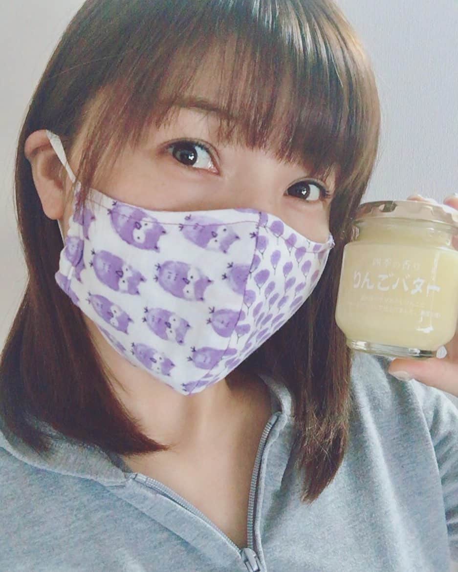 新田恵海さんのインスタグラム写真 - (新田恵海Instagram)「妹1ちゃんの手作りマスク😷💕 そして実家の母からも荷物が届きました📦🍎 故郷が恋しいけれど、今は耐える時。。 長野のみなさんも、どうか充分に注意してお過ごしください🥺  手洗いうがいはもちろん、季節のおいしいものをもりもり食べて、しっかり換気して自然のいい空気をたくさん吸ってくださいね✨✨ 早く「おいでなして信州」と言える日が来るよう、ずく出していきましょう！  #stayhome」4月3日 23時41分 - tnstagram1210