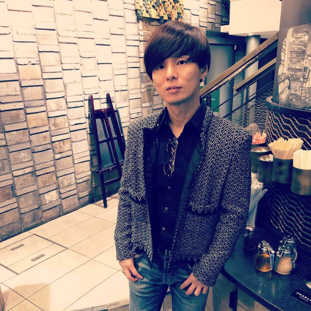 村長（小顔大使）さんのインスタグラム写真 - (村長（小顔大使）Instagram)「黙ってるのは楽な選択肢！  みんなが少しずつ声を出す事で 日本の未来に興味を持ち、 色々調べてみたりすると思う。  １つ間違えて欲しくないのは 僕は政府の文句が言いたいだけではない！ 意見をする人がいなかったら誰でも感覚がおかしくなる！ 企業の社長もそう… 俺は意見してくれる人がいるうちは 幸せやと思うし考え直さないといけない部分も見えてくると思う！  今の政府も国民が意見を言うようになったら変わるかも知れない 選挙も半分くらいの人行ってない😂 (そんな事は無いと思わずみんなで行動しよう)  #危機的状況ほど学ぶチャンス #もっと自分の未来に興味を持とう #右翼でも左翼でもない #嫌いな政治家はいない #嘘つきが嫌いなだけ #それでも感謝は忘れてはいけない」4月3日 23時39分 - soncho12