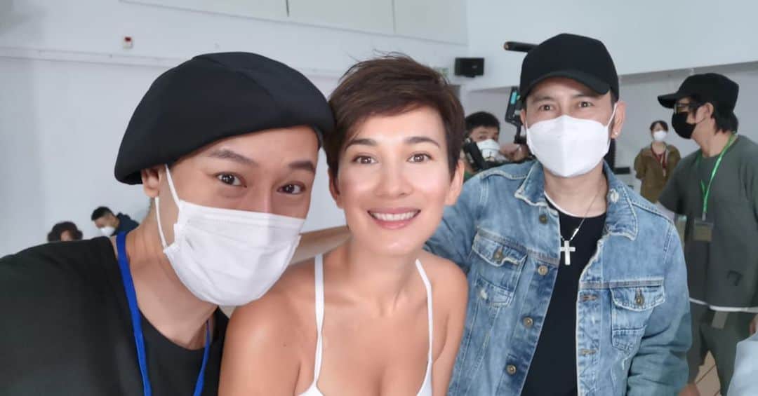 セリーナ・ジェイドのインスタグラム：「If agreeing to 14 days of quarantine is not dedication for one days work... then I don’t know what is. Had a beautiful day shooting and meeting some new friends. It was also so nice to work with my friends for 20 years @garychung_official and @jackson_roma. Thanks for taking the quarantine look out of me and making me look so fresh! You two are the sweetest. Will announce my new campaign when the time comes and post more behind the scene pics then! Hope everyone is well! Sending love from Hong Kong xxx」
