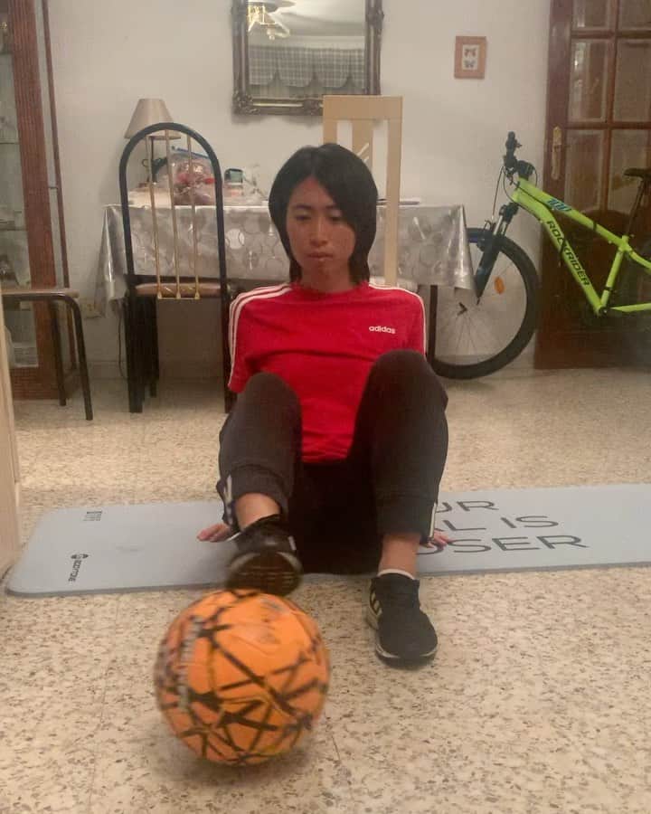 のインスタグラム：「リフティングチャレンジ&腸腰筋トレーニング💪 成功する秘訣はコツを掴むこと！！ としつこさ。(失敗しそうでも諦めないということ)  難しい人は最初は足の甲にボールを10秒間 乗せれる練習からしたら成功しやすいよ！ なんでできないのかをやりながら考えて挑戦してを繰り返してコツを掴もう⚽️ ボールがあちこち行っても絶対に諦めない。 そうすることで… →・腸腰筋、股関節の使い方が上手くなる ・懐深くなる ・無理が効く体になる  サッカーしてない人はボールなしでもOK。 この体勢でボールをイメージしながら足上げだけでも筋トレ効果抜群。 腸腰筋も股関節も使えるようになって痩せ体質になるかも💃  #リフティングチャレンジ　#腸腰筋　#股関節　#トレーニング　#筋トレ　#ダイエット　#adidas  #アディダス」